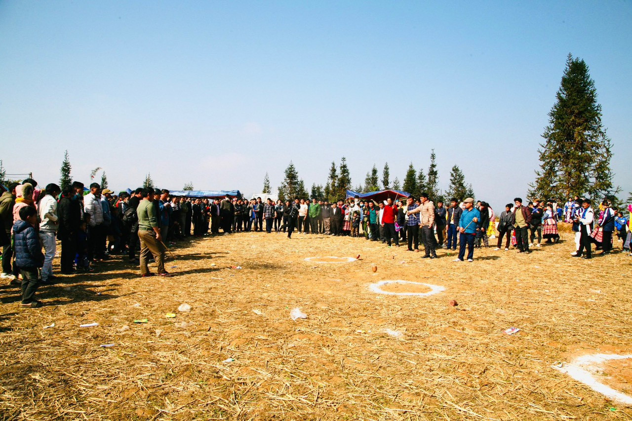 Trên những bãi đất rộng diễn ra các trò chơi thể thao dân tộc như bắn nỏ, đánh quay, đẩy gậy, kéo co, đá bóng... Trên những bãi đất rộng diễn ra các trò chơi thể thao dân tộc như bắn nỏ, đánh quay, đẩy gậy, kéo co, đá bóng...