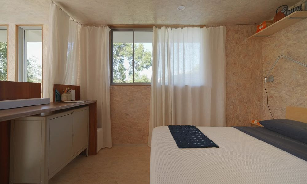 Nội thất đơn giản nhưng bền vững giúp tiết kiệm chi phí đầu tư lâu dài. (Ảnh: Nevertoosmall)