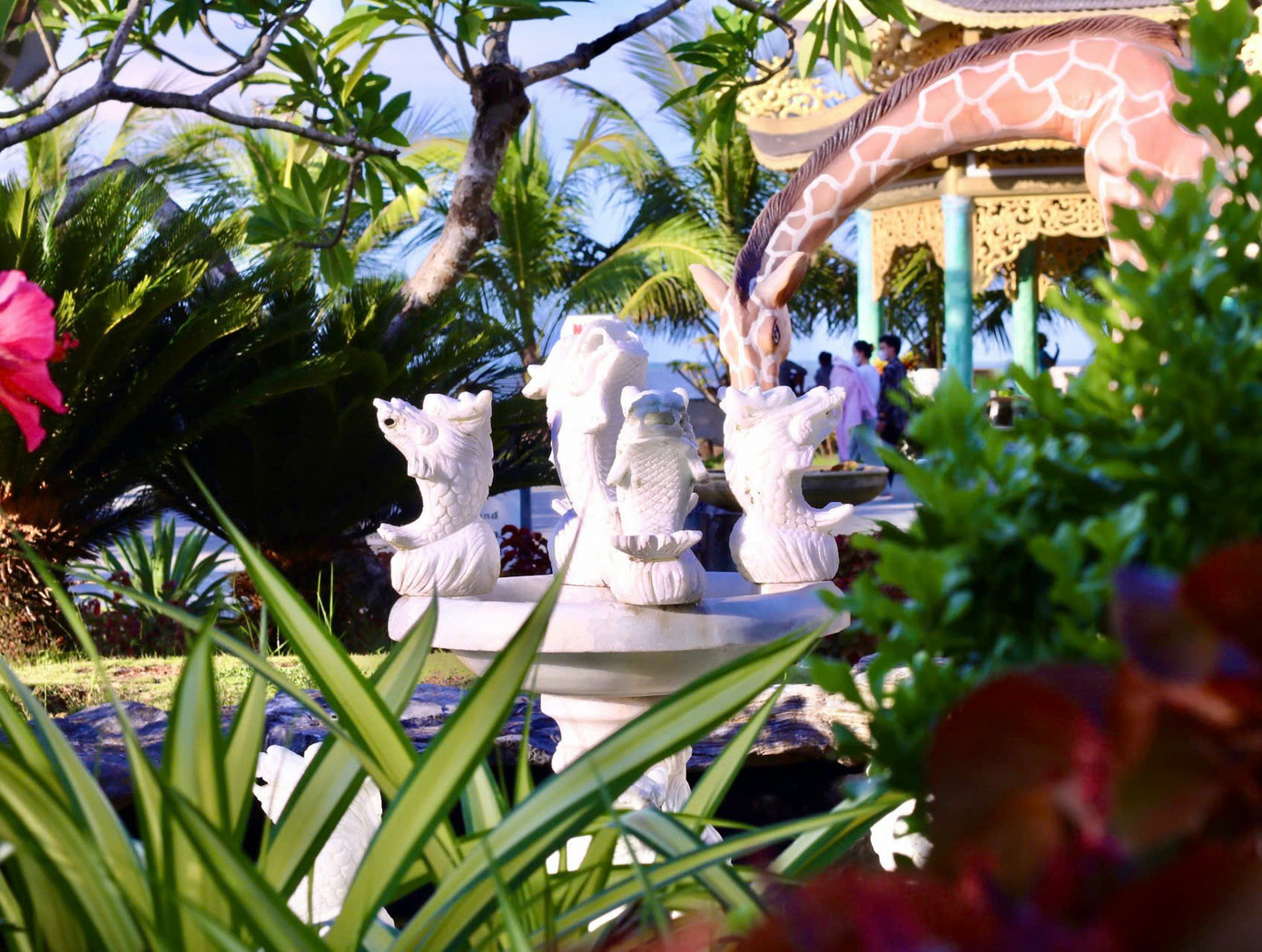 Trong khuôn viên chùa có nhiều tượng phật, tiểu cảnh được bày trí đan xen trên bãi cỏ và giữa hồ nước.