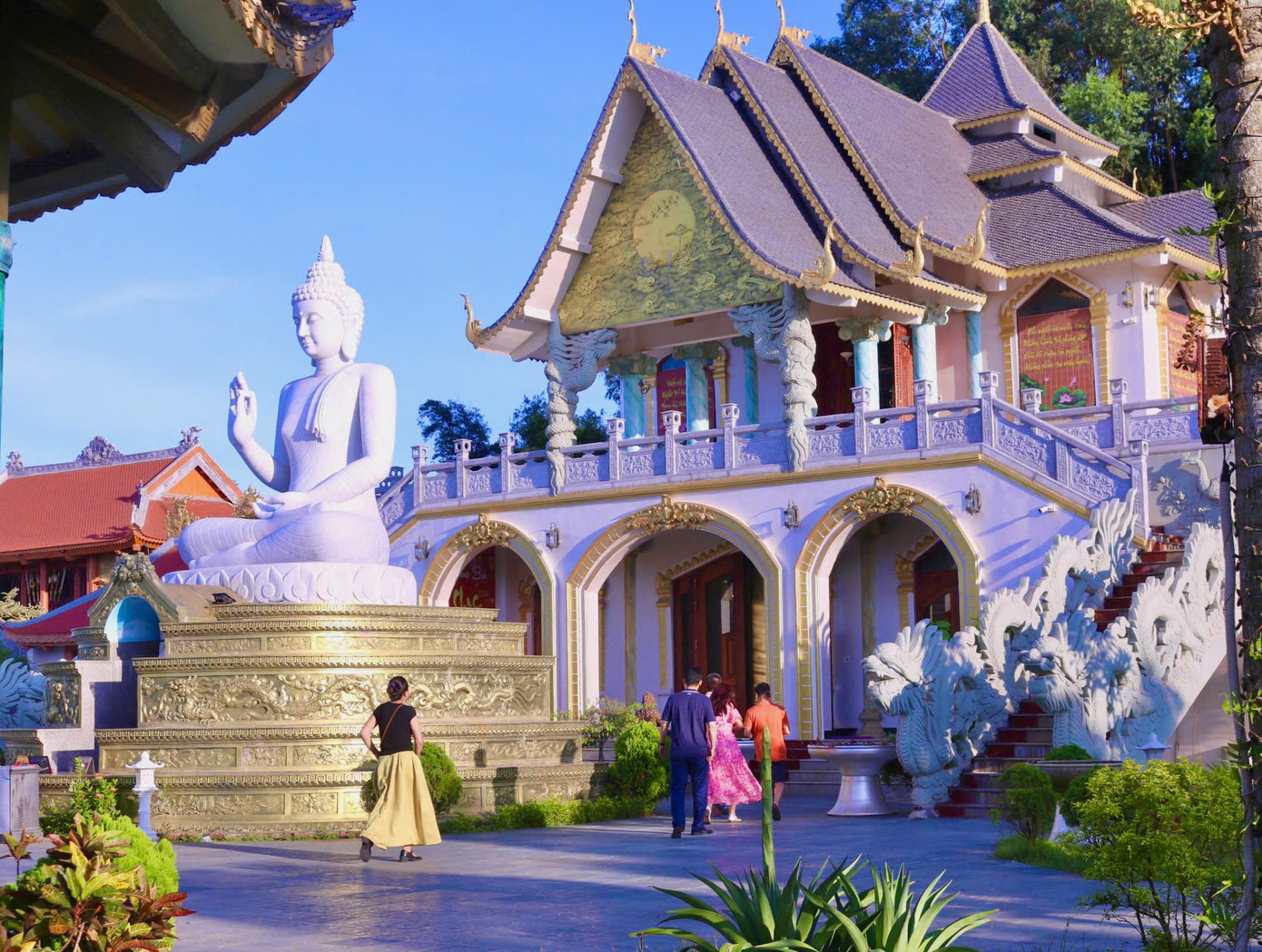 Chùa Bụt Hòn Bò được xây dựng lại tại chính trầm tích văn hóa từ 1.000 năm trước nơi người dân lập gian thờ Phật cạnh gian thờ Đức Thánh Cả Tô Hiến Thành. Từ năm 2021, chùa được trùng tu và mở cửa đón khách. Mới đi vào hoạt động chưa lâu nhưng chùa Bụt đã thu hút sự quan tâm của đông đảo du khách khi đến du lịch biển Hải Tiến.