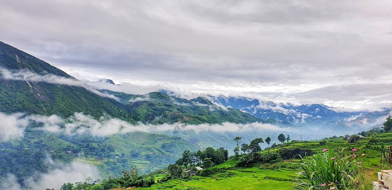 Bích Thùy chia sẻ thêm, cung đường đến Nậm Cang khung cảnh rất đẹp, chạy bằng xe máy vừa có thể tận hưởng những làn gió mát rượi thổi qua vừa có thể thả mình trên những con đường đèo. Đối với những bạn đi phượt đến Nậm Cang nhưng chưa kịp book phòng trước, có thể lưu trú qua đêm luôn tại bản, giá phòng dao động từ 100.000 - 500.000 đồng tùy loại phòng. Bích Thùy chia sẻ thêm, cung đường đến Nậm Cang khung cảnh rất đẹp, chạy bằng xe máy vừa có thể tận hưởng những làn gió mát rượi thổi qua vừa có thể thả mình trên những con đường đèo. Đối với những bạn đi phượt đến Nậm Cang nhưng chưa kịp book phòng trước, có thể lưu trú qua đêm luôn tại bản, giá phòng dao động từ 100.000 - 500.000 đồng tùy loại phòng.