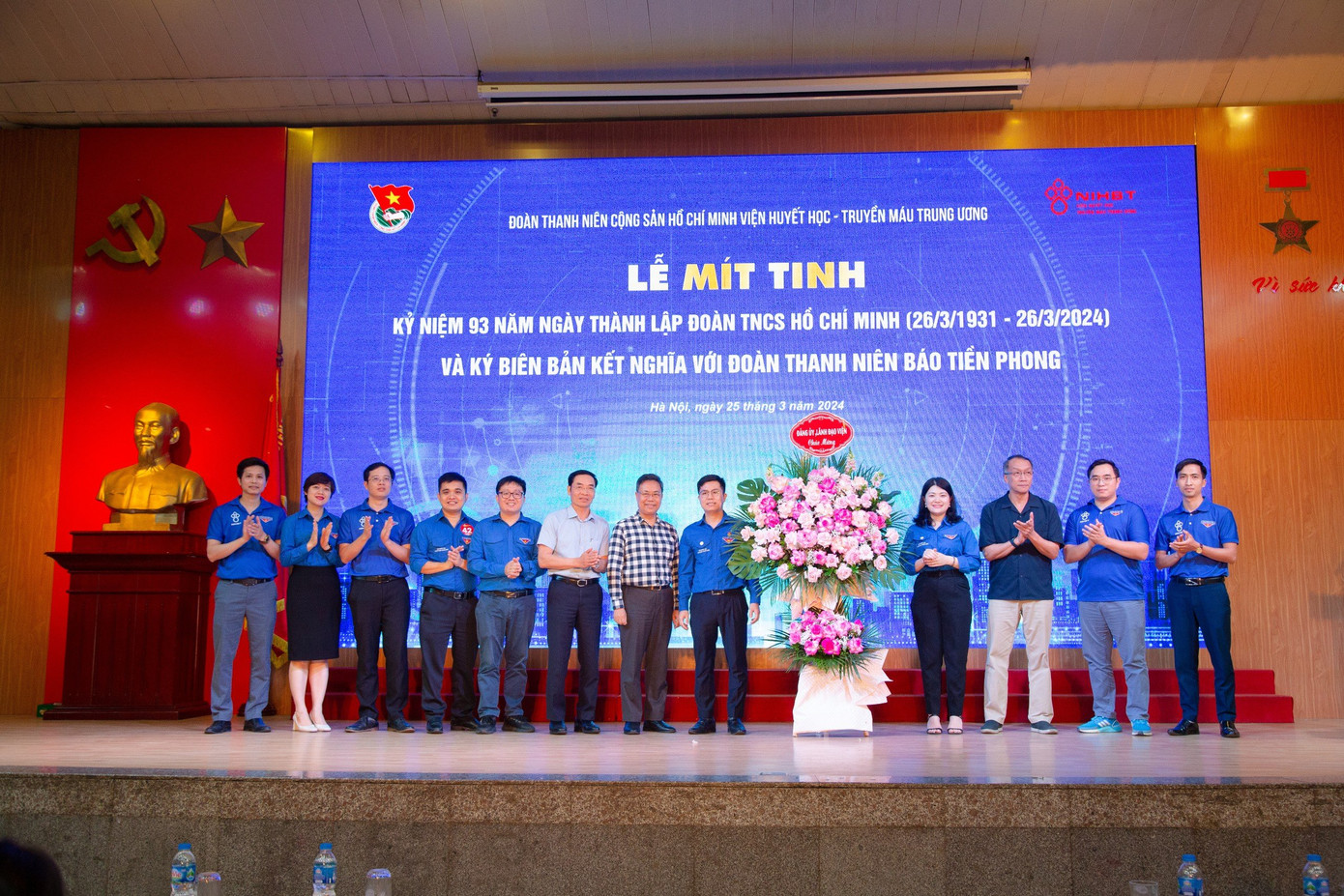 Đoàn Thanh niên Viện đón nhận lẵng hoa chúc mừng từ Đảng uỷ, Ban Lãnh đạo Viện.