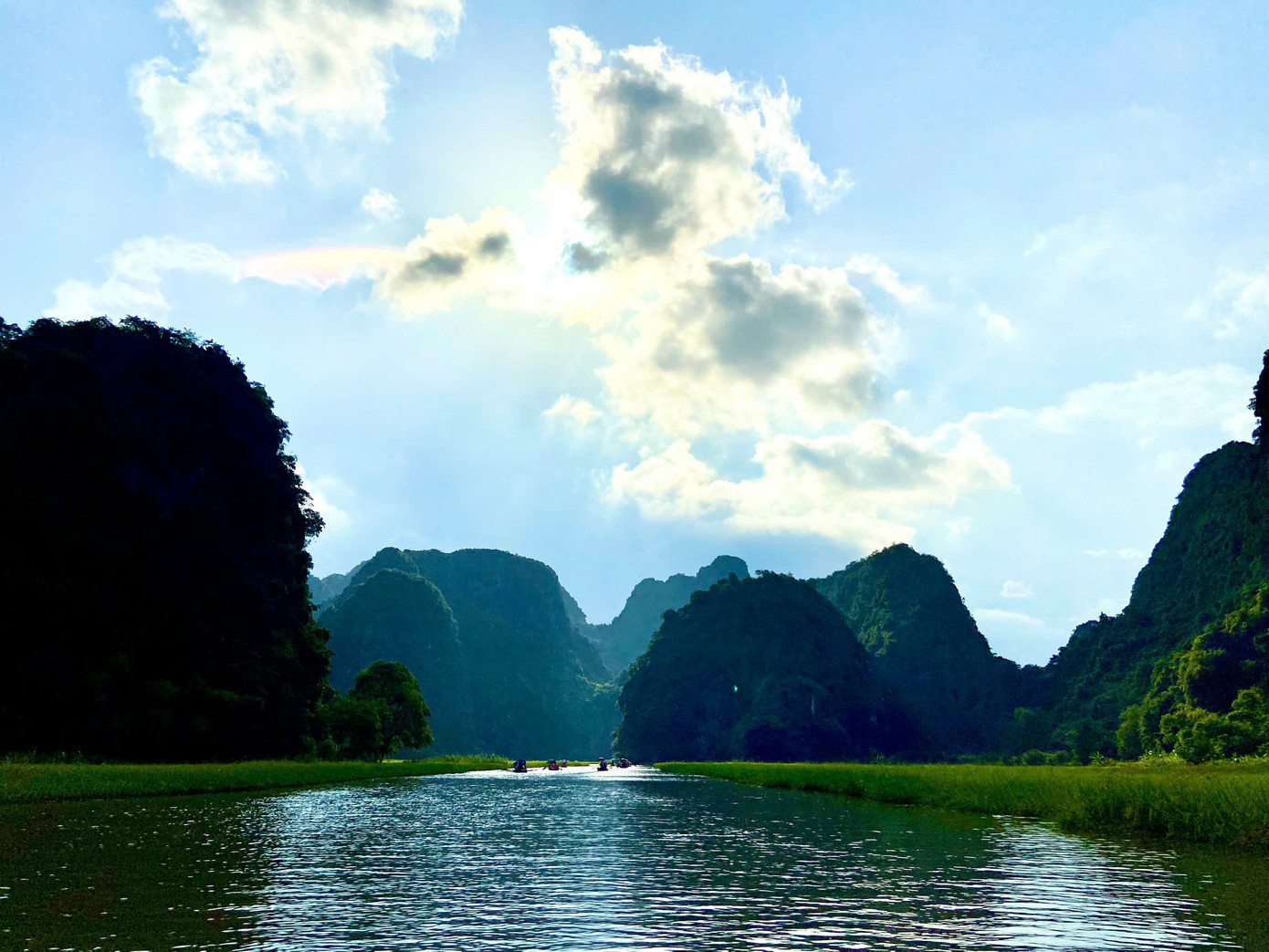 Nằm cách Hà Nội khoảng 100 km, Tam Cốc nằm trong quần thể Tràng An và được UNESCO công nhận là di sản thiên nhiên thế giới. Nơi đây nổi tiếng với hệ thống hang động độc đáo, nhũ đá lung linh huyền ảo và những ngọn núi đá vôi trùng điệp trải dài, tạo nên một khung cảnh nên thơ, hữu tình và bình yên. Không chỉ vậy, Tam Cốc còn lưu giữ những giá trị lịch sử lâu đời. Chính nét đẹp giản dị đó đã biến Tam Cốc thành điểm du lịch lý tưởng cho những du khách muốn hòa mình với thiên nhiên.