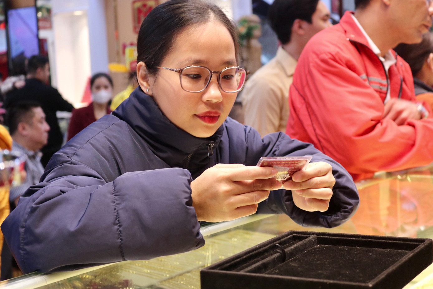 Chị Huỳnh Hiểu Lan (ở Dịch Vọng, Cầu Giấy) cho biết: "Để tránh giờ cao điểm nên từ sáng sớm tôi đã đến đây. Cũng như mọi người, tôi luôn tâm niệm rằng mua vàng đầu năm sẽ đem lại may mắn và tài lộc cho năm tới". Chị Huỳnh Hiểu Lan (ở Dịch Vọng, Cầu Giấy) cho biết: "Để tránh giờ cao điểm nên từ sáng sớm tôi đã đến đây. Cũng như mọi người, tôi luôn tâm niệm rằng mua vàng đầu năm sẽ đem lại may mắn và tài lộc cho năm tới".