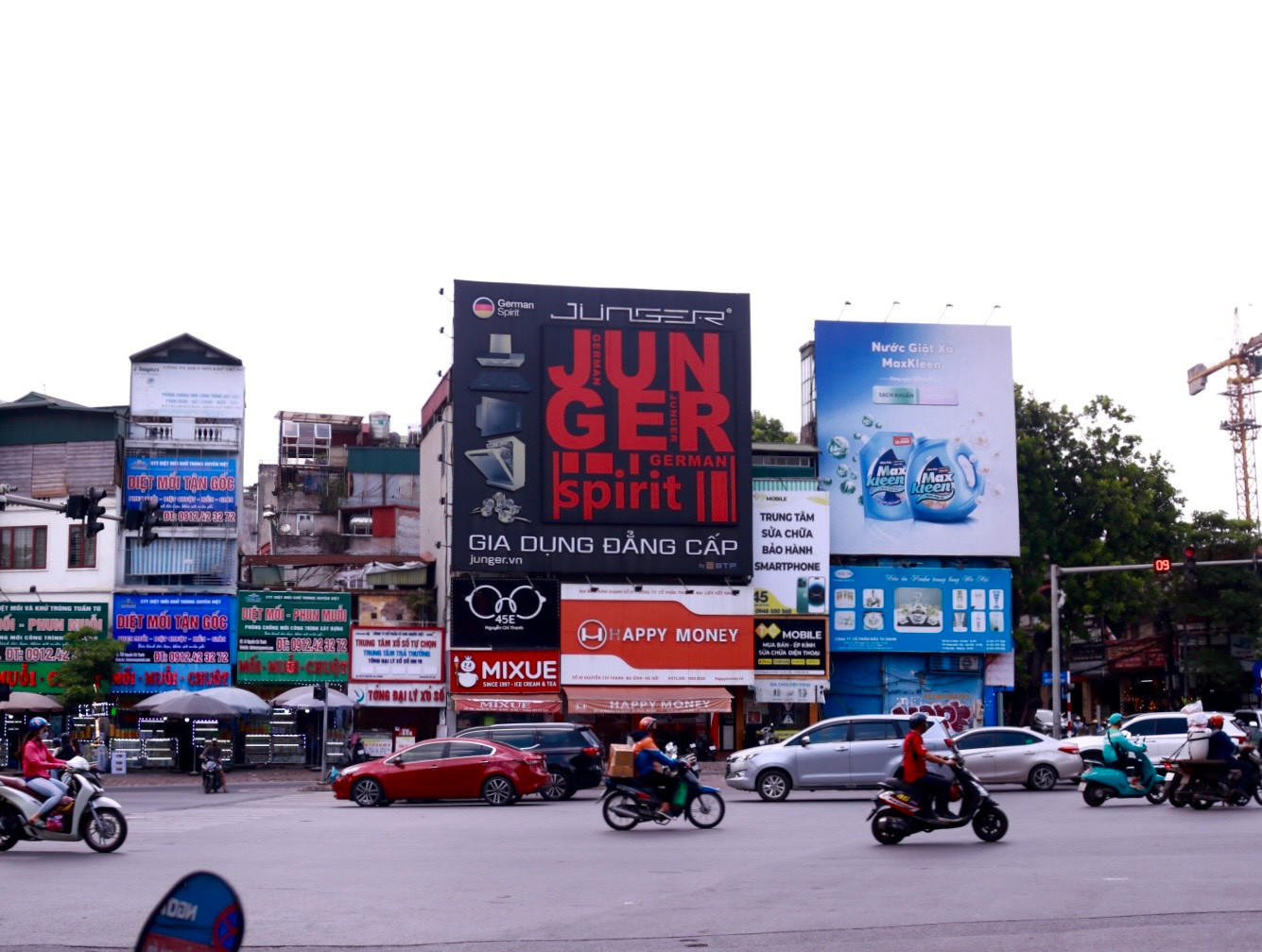 Tuy nhiên, hiện nay, việc lắp đặt, cho thuê biển quảng cáo tại Hà Nội vẫn trong tình trạng lộn xộn.