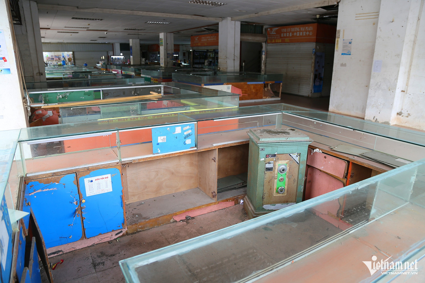 Các gian hàng ngay mặt tiền cũng không còn buôn bán gì mặc dù có vị trí thuận tiện. Ảnh: Phạm Công. Các gian hàng ngay mặt tiền cũng không còn buôn bán gì mặc dù có vị trí thuận tiện. Ảnh: Phạm Công.