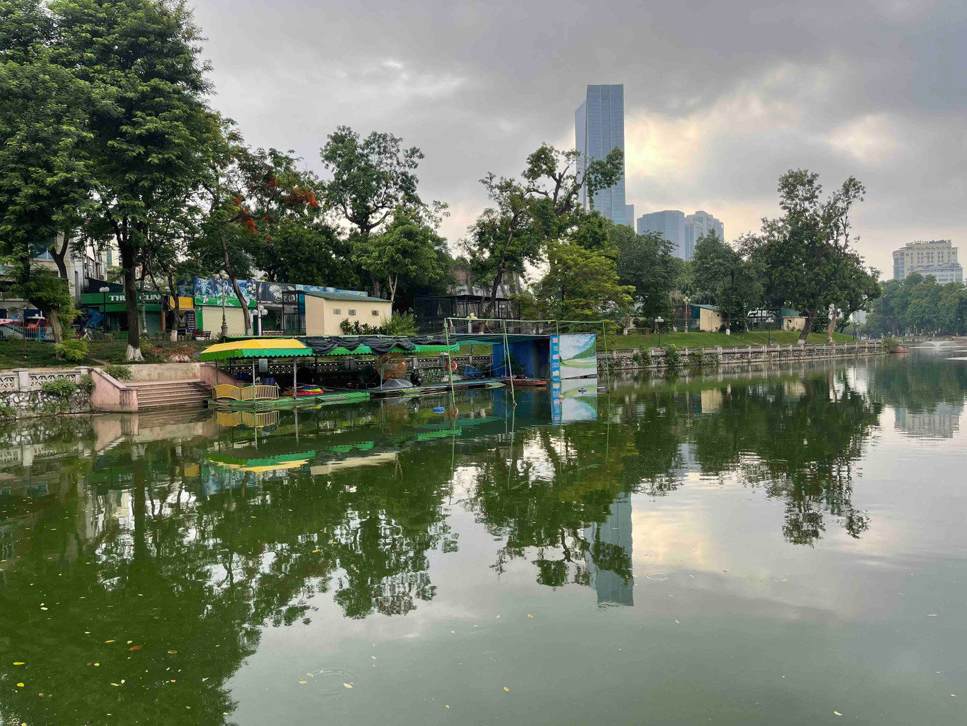 Nhiều người dân kiến nghị cần đẩy nhanh việc tôn tạo, chỉnh trang khuôn viên, gỡ bỏ hàng rào để không gian công viên chan hòa vào cảnh quan đô thị; tạo điều kiện cho mọi người dân được tiếp cận một cách dễ dàng, nâng cao chất lượng cuộc sống của người dân. Nhiều người dân kiến nghị cần đẩy nhanh việc tôn tạo, chỉnh trang khuôn viên, gỡ bỏ hàng rào để không gian công viên chan hòa vào cảnh quan đô thị; tạo điều kiện cho mọi người dân được tiếp cận một cách dễ dàng, nâng cao chất lượng cuộc sống của người dân.