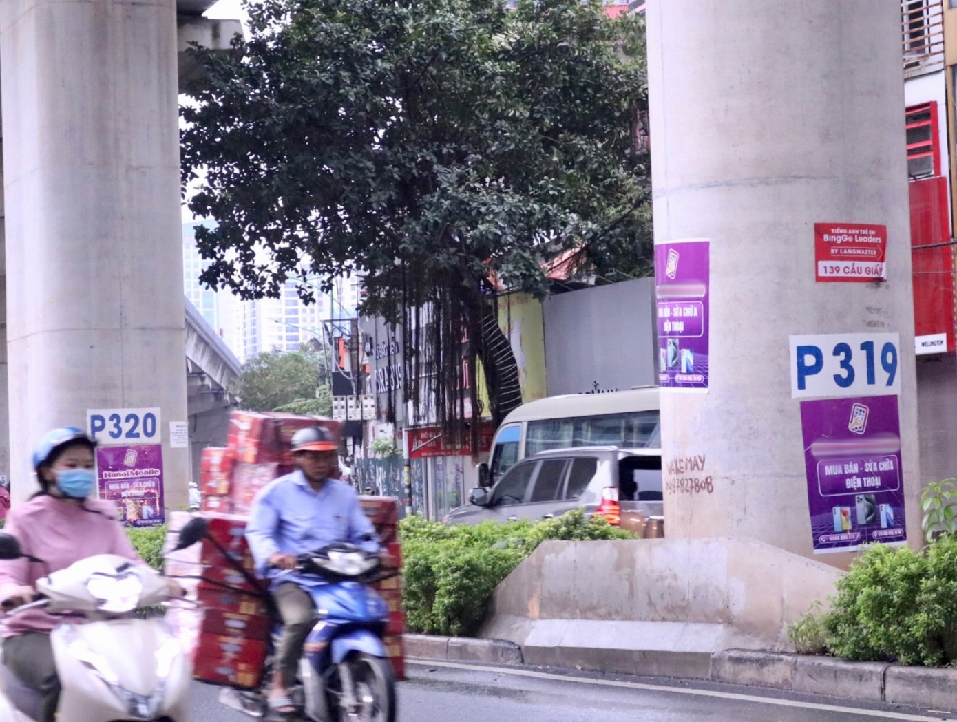 Người dân trong khu vực cho biết, những tờ quảng cáo bắt đầu xuất hiện khoảng 1-2 hôm nay và được dán đồng loạt trên các trụ.