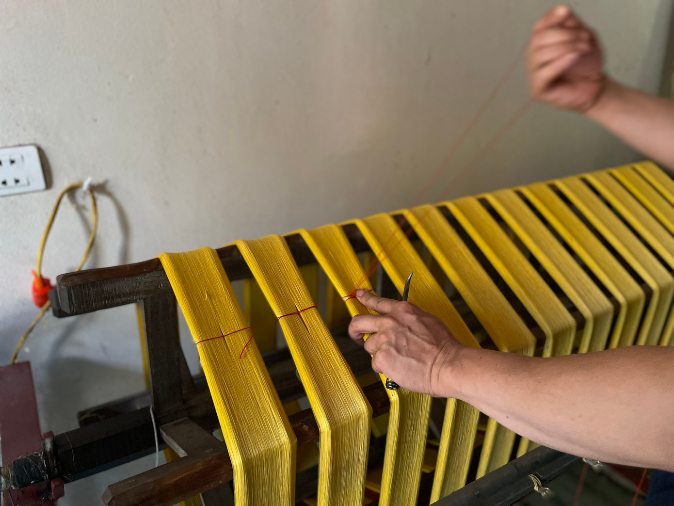 Trước khi được rút ra khỏi guồng quay tơ mang ra ngoài để phơi khô thì người đứng máy sẽ chịu trách nhiệm khâu tơ bằng những sợi chỉ đỏ, trắng để tơ đỡ bị rối. Tơ thành phẩm sau khi phơi được bán với giá hơn 1.000.000 đồng/kg.