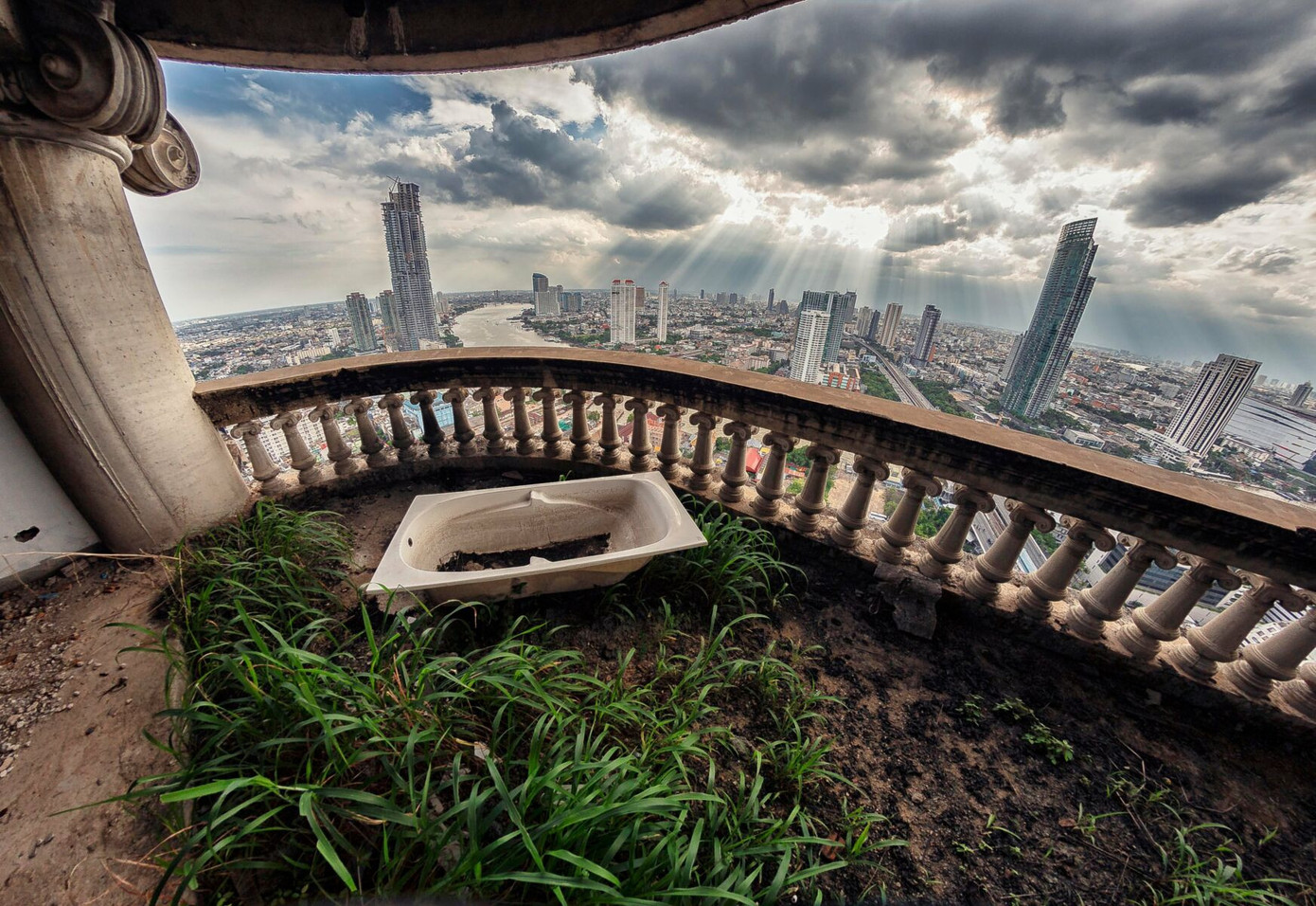 Bên trong toà nhà cỏ mọc. Bên trong toà nhà cỏ mọc.