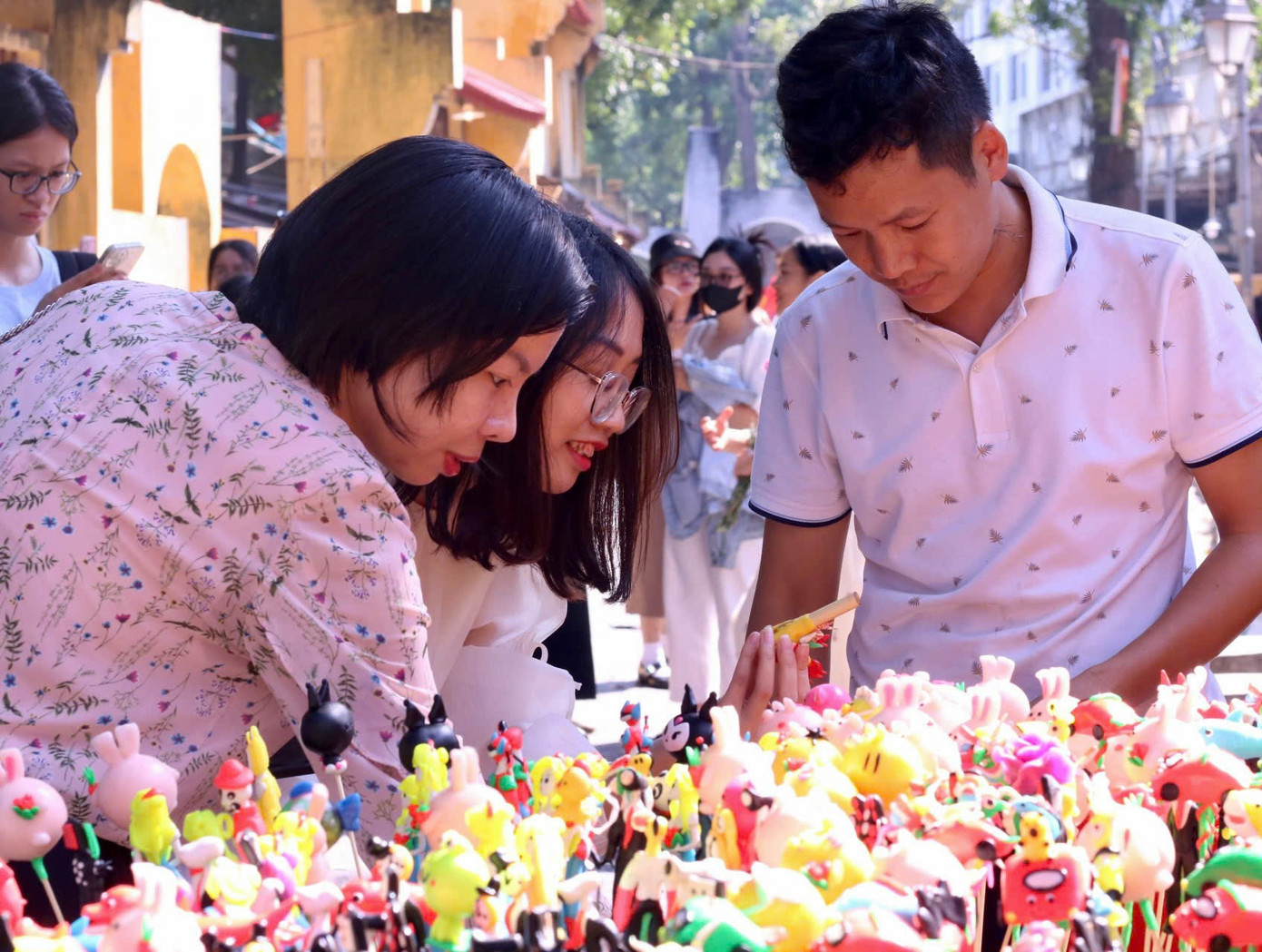 Đồ chơi truyền thống tại một gian hàng nhận được sự quan tâm của du khách.