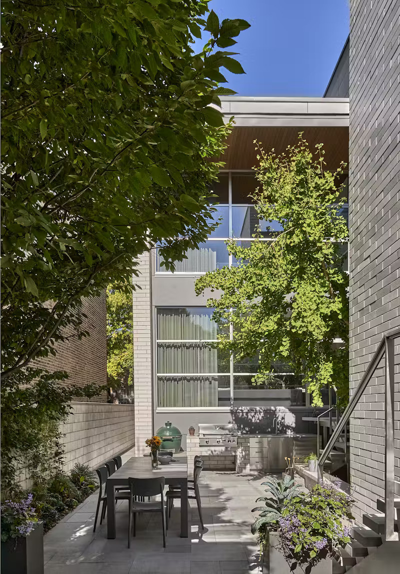 Điểm nhấn của thiết kế này là sân trong vốn được tái cấu trúc để trở thành một không gian ngoài trời đa chức năng, đầy sức sống. Khu vực này hiện được bố trí một bếp ngoài trời đầy đủ tiện nghi, không gian ăn uống và khu vực thư giãn. Thiết kế bếp bao gồm đầy đủ các thiết bị như khu đặt lò hun khói, bếp nướng than và bếp gas, bồn rửa bằng thép không gỉ, tủ làm mát đồ uống cùng hệ tủ lưu trữ chất liệu thép không gỉ cao cấp của Kalamazoo Gourmet.