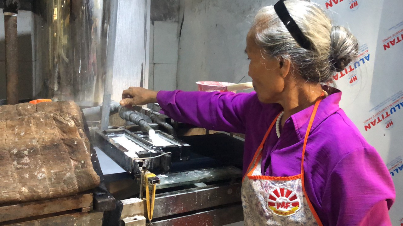 Bánh đa nem làng Chều không chỉ nổi tiếng về độ thơm ngon mà còn nổi tiếng vì lịch sử hình thành lâu đời với hơn 700 năm tuổi. Những ngày giáp Tết, "thủ phủ" bánh đa nem làng Chều lại tất bật chuẩn bị cho những đơn hàng Tết.