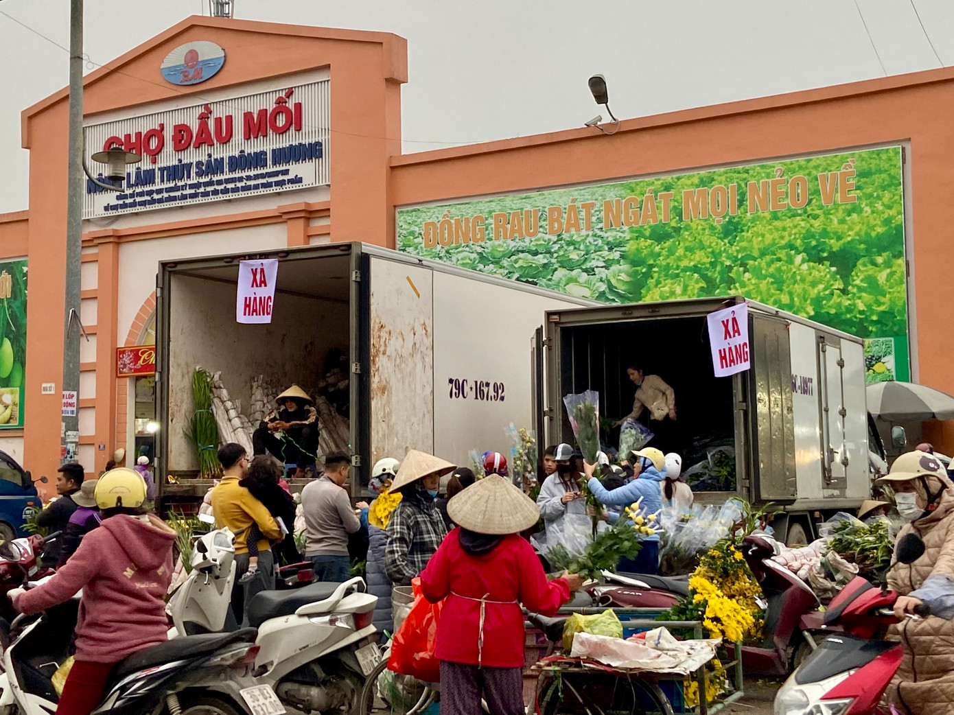 Chợ đầu mối nông lâm thủy sản Đông Hương những ngày cận Tết Nguyên đán Giáp Thìn lúc nào cũng đông đúc từ sáng sớm đến chiều tối.