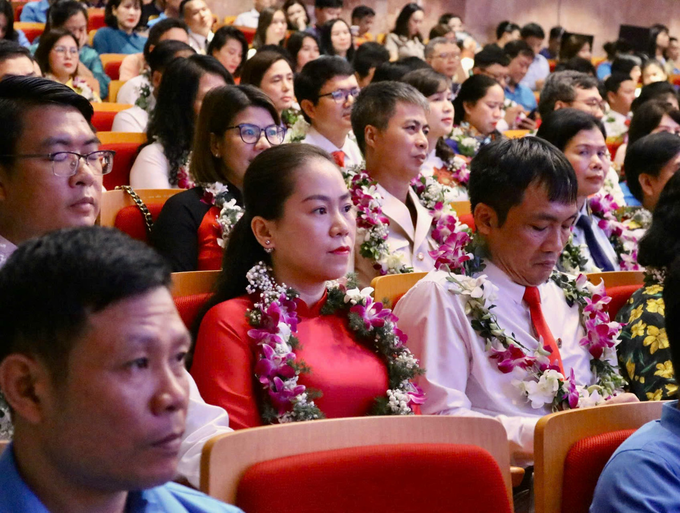 Các gương điển hình, tiên tiến có mặt tại buổi lễ tuyên dương.