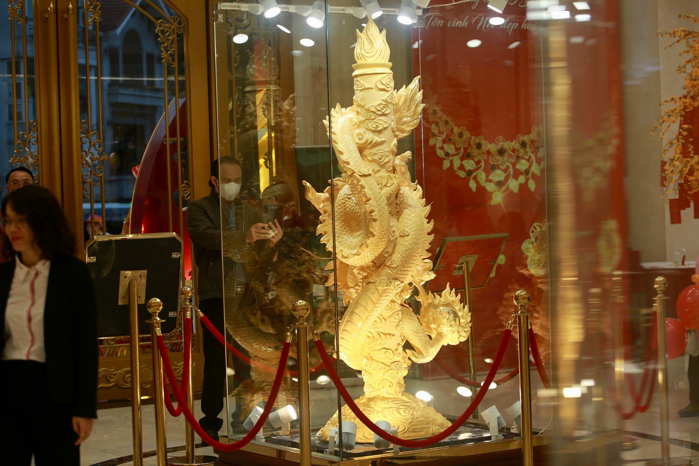 Bức tượng rồng phủ vàng tại Hà Nội có tên gọi "Đại Long nhả ngọc" thu hút nhiều người đến tham quan trước ngày lễ Thần Tài.