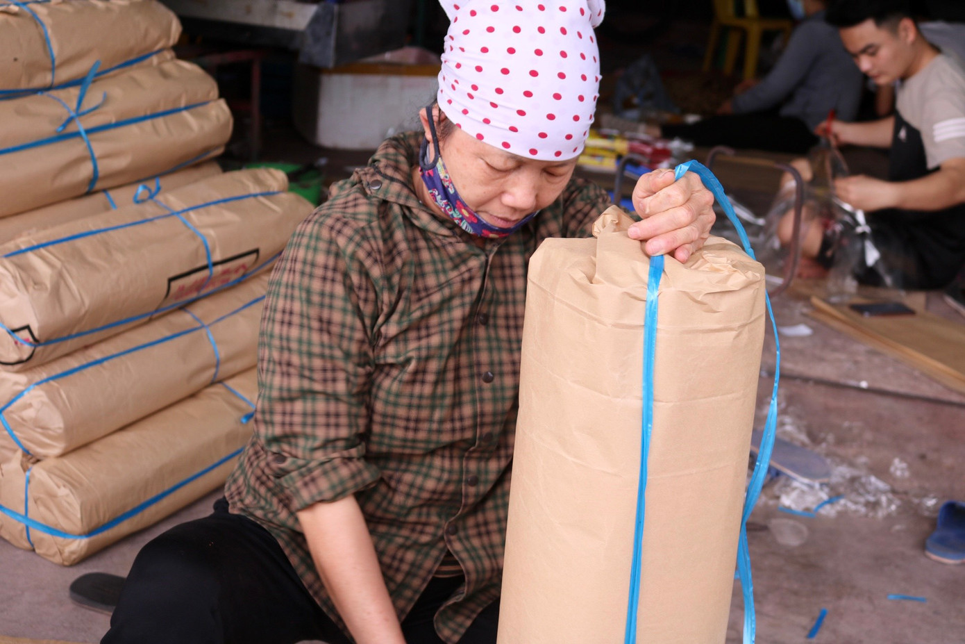 Công việc tuy vất vả nhưng cũng đem lại thu nhập khoảng 300.000 đồng/ngày, người có tay nghề cao hơn, biết chế phẩm, nhuộm màu thì thu nhập khoảng 500.000 đồng/ngày. Với những người chẻ vầu, thu nhập 100.000 đồng/ngày.