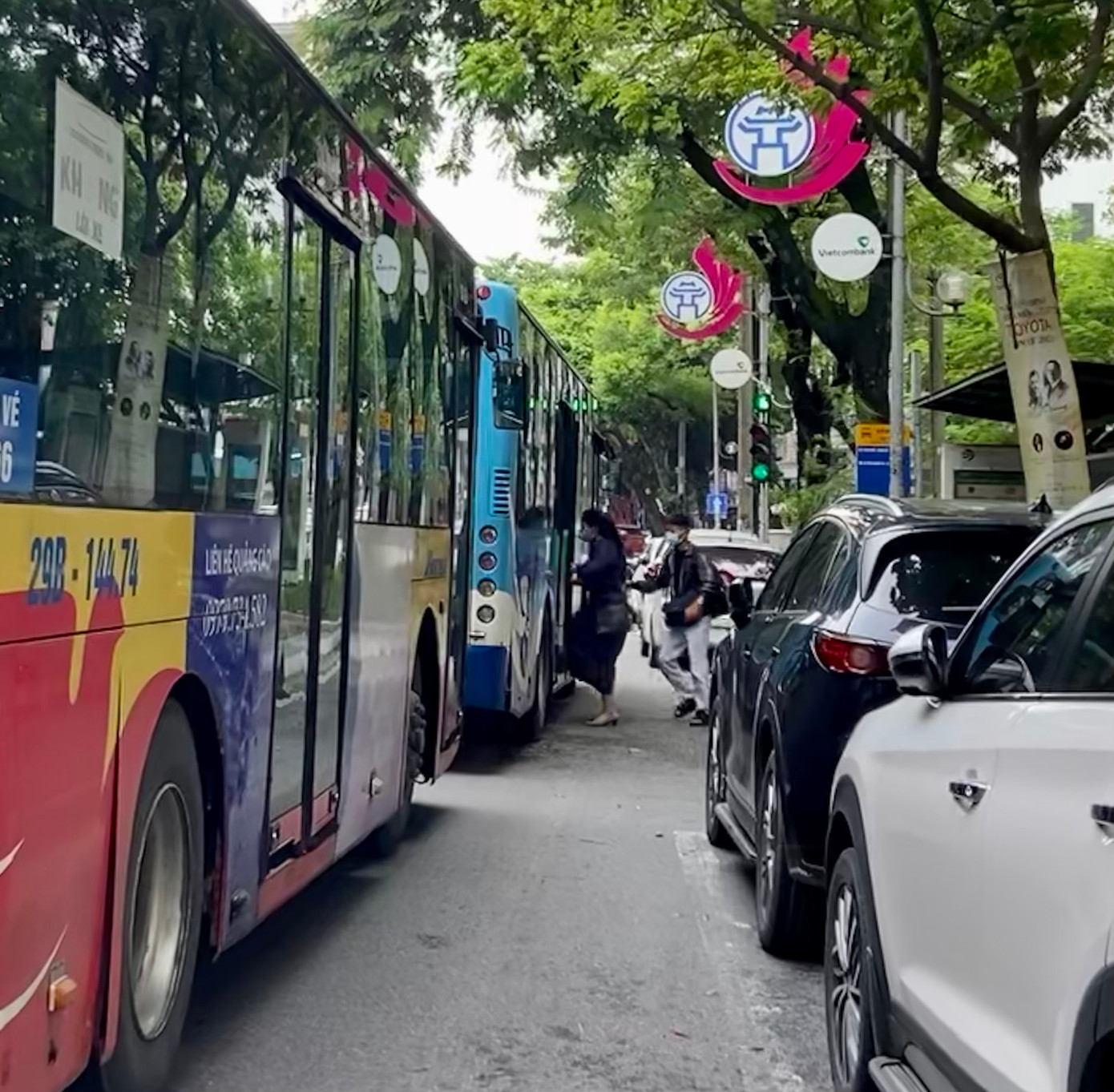 Người dân phải chạy ra giữa lòng đường để lên xe do xe buýt không thể tiếp cận điểm dừng, nhà chờ. Người dân phải chạy ra giữa lòng đường để lên xe do xe buýt không thể tiếp cận điểm dừng, nhà chờ.