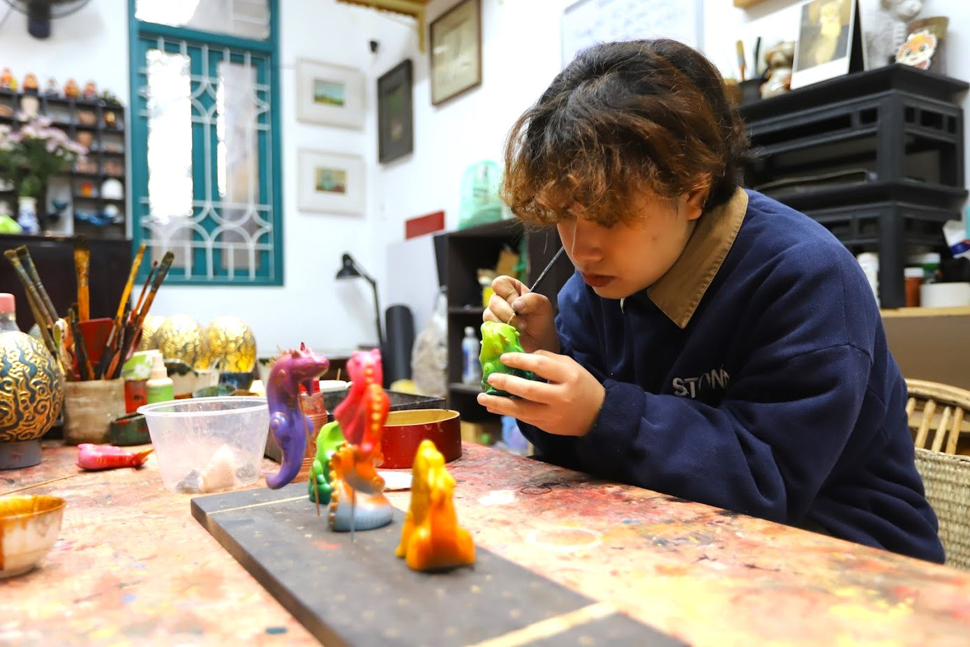 Nguồn cảm hứng được lấy từ trò chơi dân gian Tò He, bộ sưu tập sẽ có 2 chú tiểu long uốn lượn với biểu cảm ngộ nghĩnh, sau đó cắm trên que đồng và có thể bày tùy thích trên đế sơn mài, hoặc đặt ở bất kỳ đâu. Nguồn cảm hứng được lấy từ trò chơi dân gian Tò He, bộ sưu tập sẽ có 2 chú tiểu long uốn lượn với biểu cảm ngộ nghĩnh, sau đó cắm trên que đồng và có thể bày tùy thích trên đế sơn mài, hoặc đặt ở bất kỳ đâu.