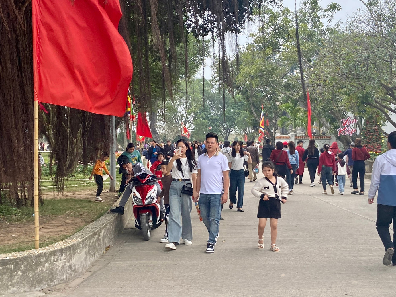 Là khu di tích quốc gia đặc biệt, Côn Sơn - Kiếp Bạc luôn là điểm lựa chọn của hàng vạn lượt khách về thăm quan, chiêm bái dịp đầu xuân năm mới. Di tích Côn Sơn - Kiếp Bạc thuộc địa bàn thành phố Chí Linh, được công nhận là di tích quốc gia đặc biệt năm 2012. Nơi đây gồm quần thể các di tích lịch sử liên quan đến những chiến công lẫy lừng trong ba lần quân dân thời Trần đánh thắng quân xâm lược Nguyên Mông thế kỷ XIII và trong cuộc kháng chiến 10 năm của nghĩa quân Lam Sơn chống quân Minh ở thế kỷ XV. Đây là nơi gắn liền với thân thế, sự nghiệp của các vị anh hùng dân tộc Nguyễn Trãi, Trần Hưng Đạo cùng với nhiều danh nhân văn hóa của dân tộc: Trần Nguyên Đán, Pháp Loa, Huyền Quang… Điểm nhấn của khu di tích này là chùa Côn Sơn và đền Kiếp Bạc.