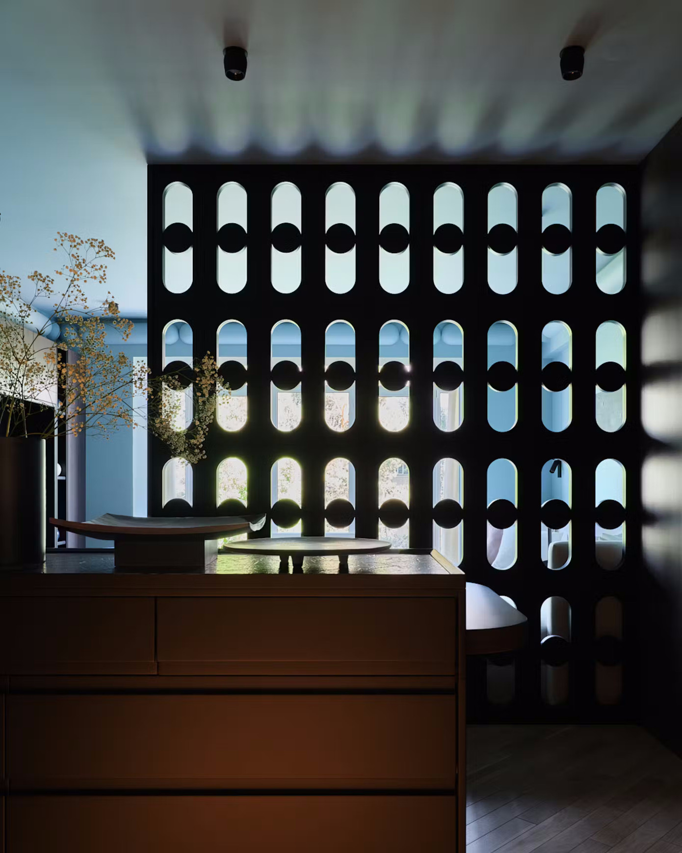 Cột kết cấu phòng khách được phủ phù điêu điêu khắc, vạch ngăn thiết kế riêng định hình không gian mà không "đóng hộp".