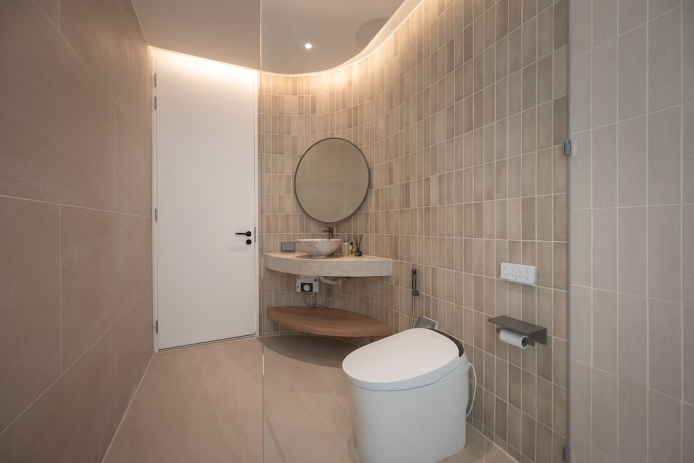 Phòng tắm lấy tông màu trắng - nâu làm chủ đạo.