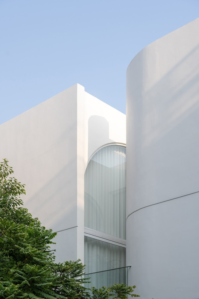 Hình dạng của toà nhà được lấy cảm hứng từ những đường cong của một tờ giấy gấp.