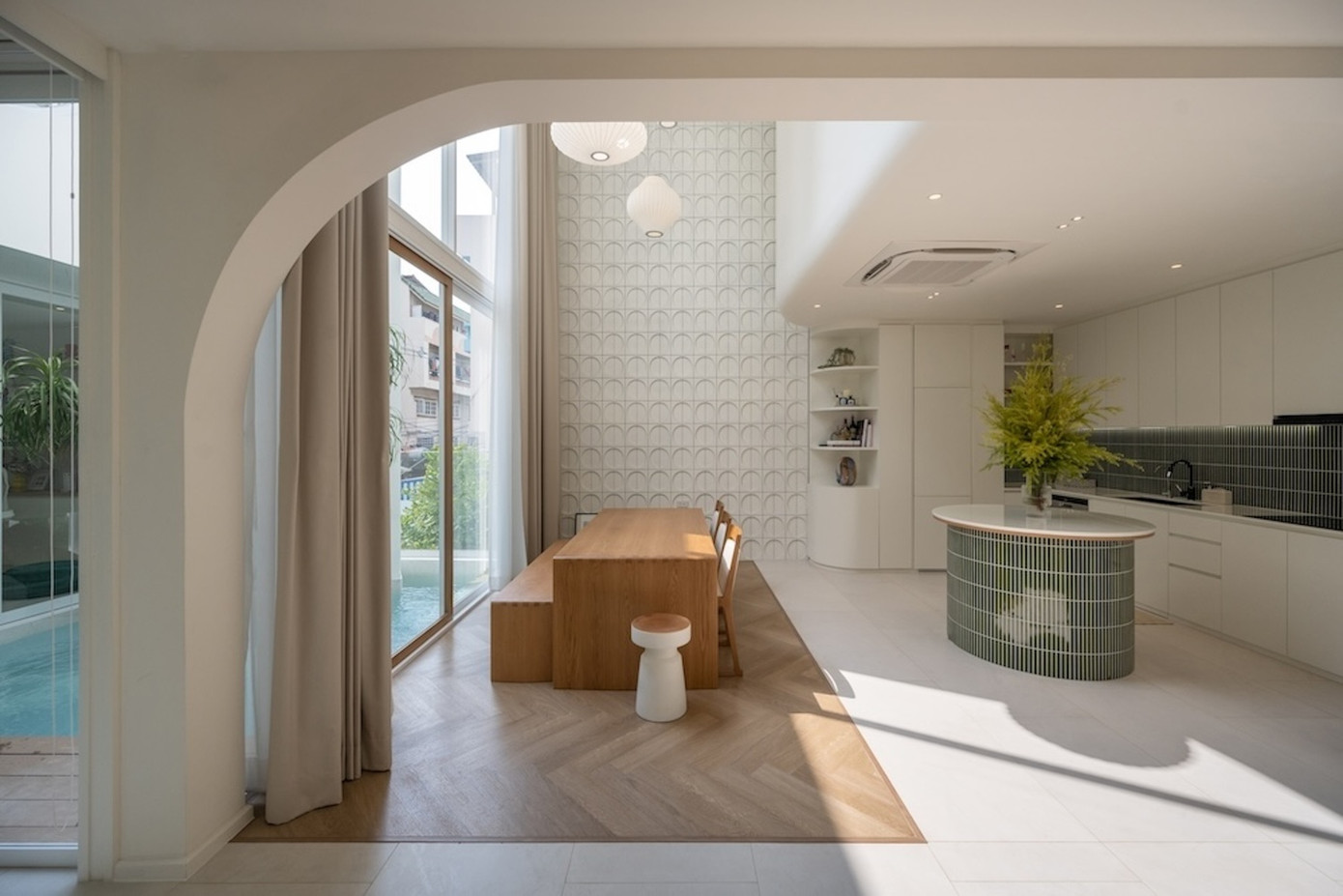 Ánh sáng từ trên cao nhẹ nhàng chiếu vào các bức tường và khuếch tán vào bên trong khiến nó trông giống như một “White Cube” trong phòng trưng bày nghệ thuật.