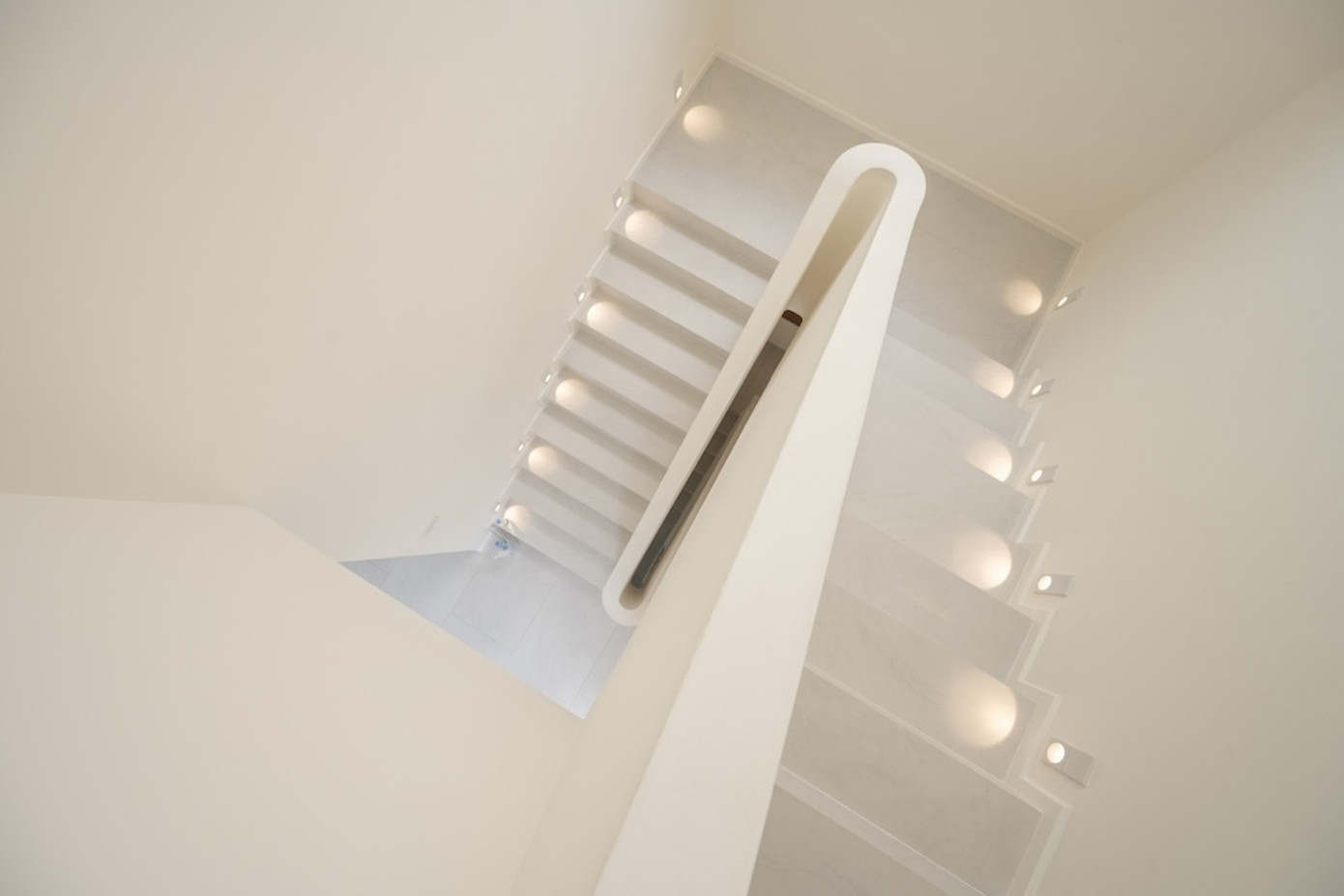 Các đường cong được áp dụng cho tường và trần nhà, tạo sự hài hoà và thống nhất trong không gian.