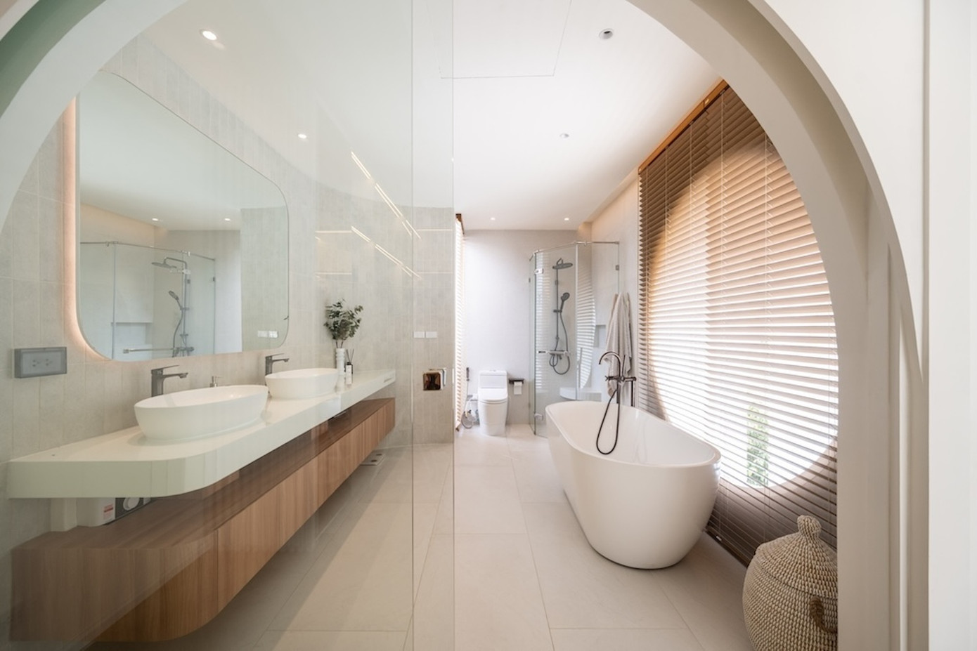 Phòng tắm lấy tông màu trắng - nâu làm chủ đạo.