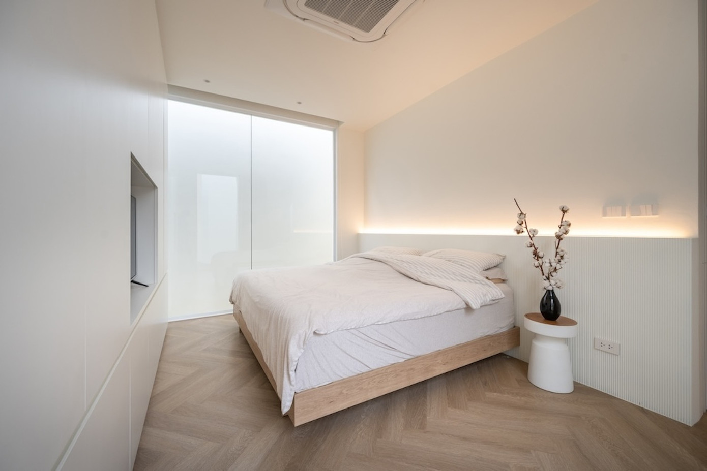 Phòng ngủ được bày trí đơn giản.