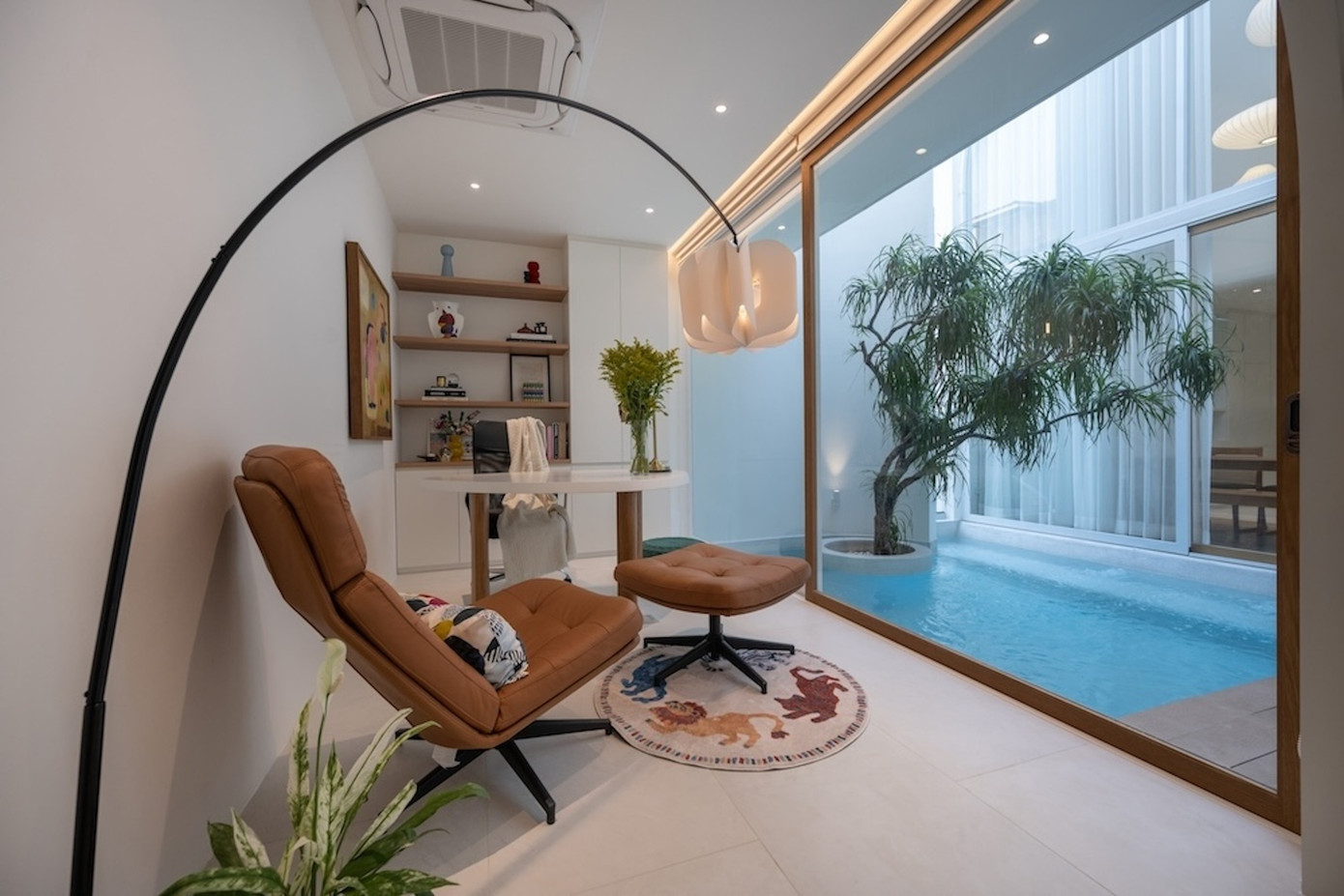 Ngôi nhà này có một khu vực sân với một hồ bơi ở tầng hai, đó là nơi gia đình dành phần lớn thời gian bên nhau. Sân đóng vai trò là trung tâm của ngôi nhà, kết nối các khu vực chính như phòng khách, phòng ăn và phòng làm việc.