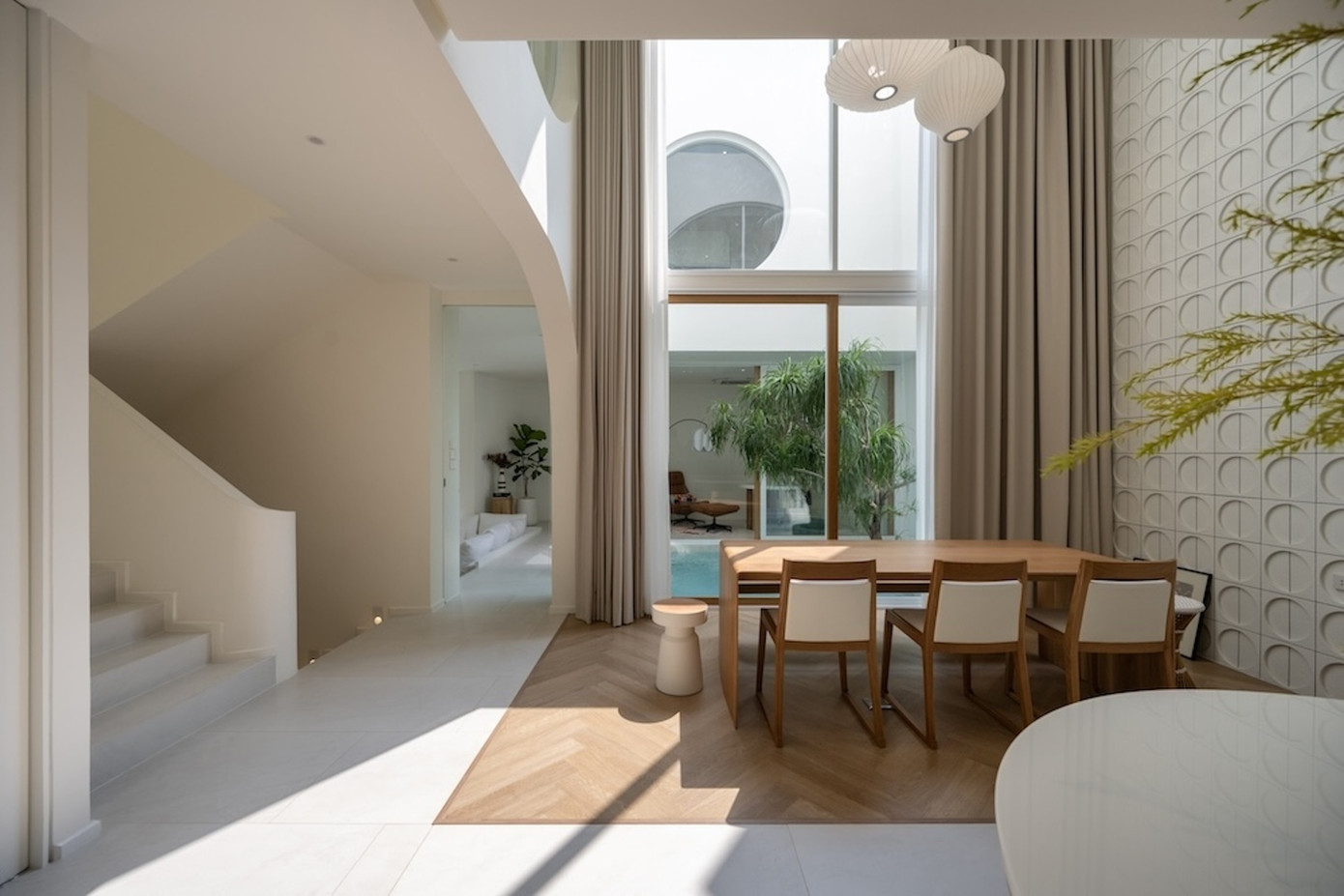 Ánh sáng từ trên cao nhẹ nhàng chiếu vào các bức tường và khuếch tán vào bên trong khiến nó trông giống như một “White Cube” trong phòng trưng bày nghệ thuật.