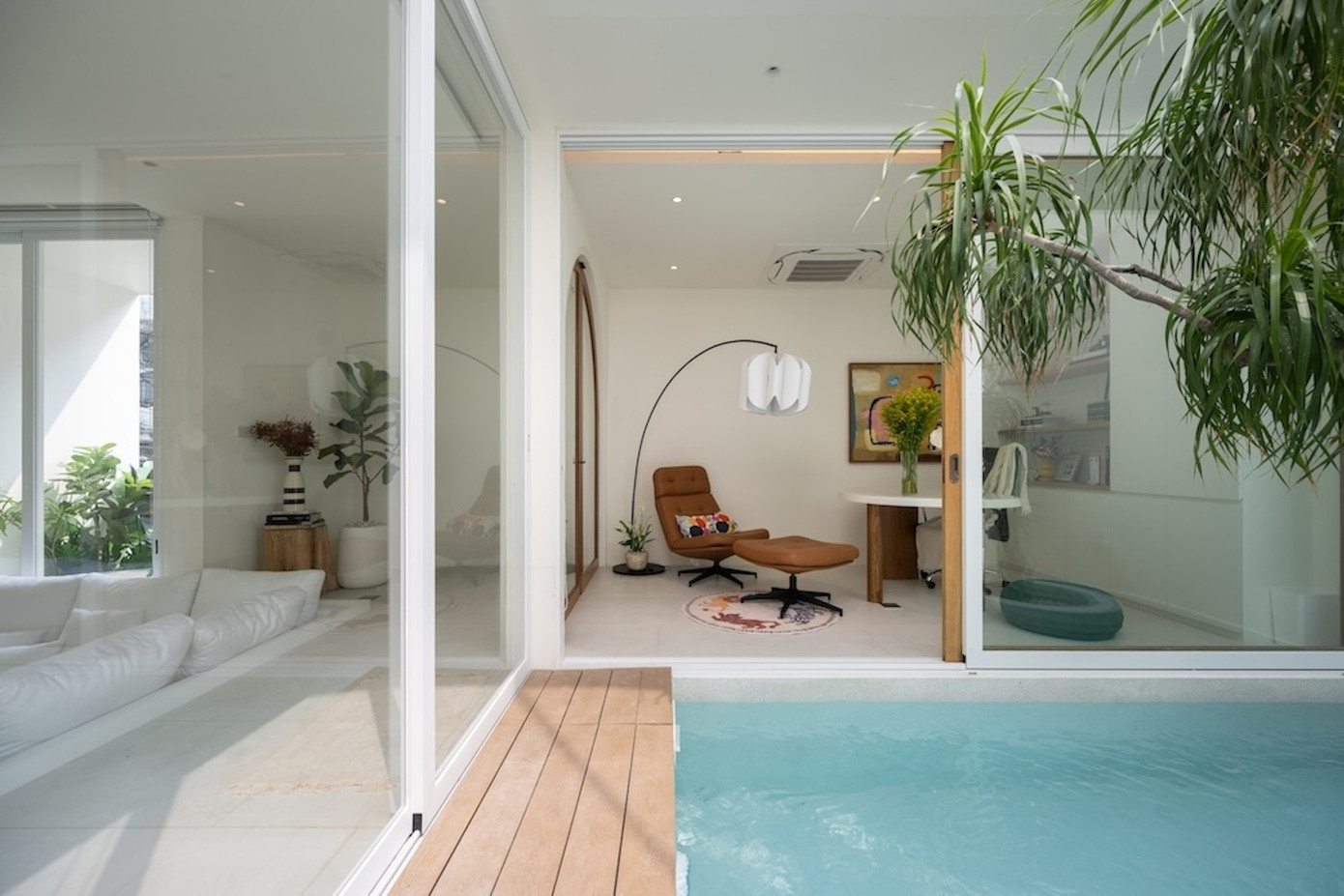 Ngôi nhà này có một khu vực sân với một hồ bơi ở tầng hai, đó là nơi gia đình dành phần lớn thời gian bên nhau. Sân đóng vai trò là trung tâm của ngôi nhà, kết nối các khu vực chính như phòng khách, phòng ăn và phòng làm việc.