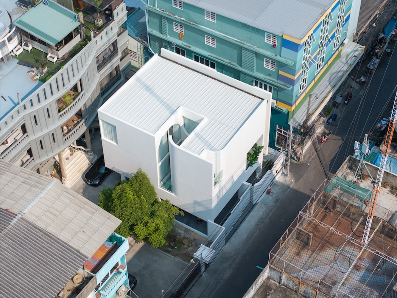 Các đường cong được áp dụng cho tường và trần nhà, tạo sự hài hoà và thống nhất. Ngôi nhà có diện tích 305m2 được thiết kế bao bọc bởi những bức tường trắng chắc chắn để tạo sự riêng tư cho ngôi nhà.