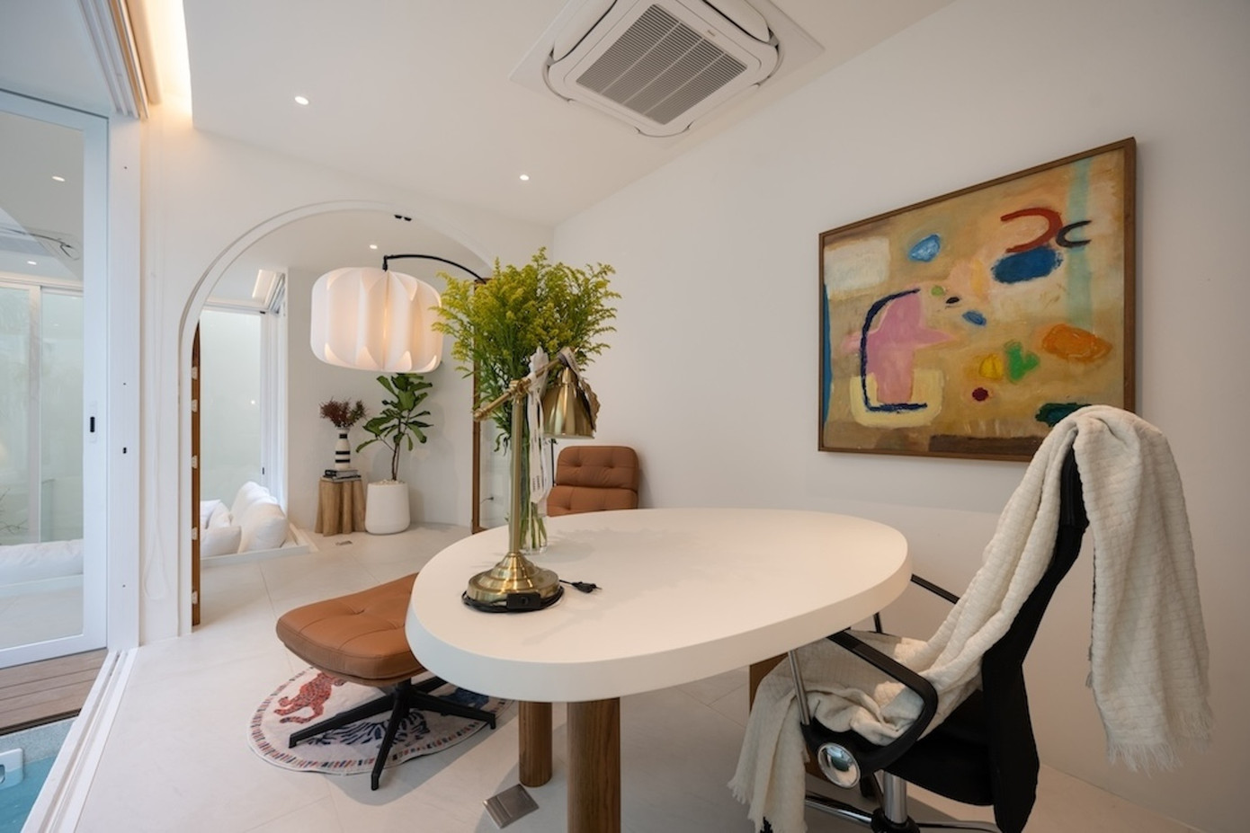 Ngôi nhà này có một khu vực sân với một hồ bơi ở tầng hai, đó là nơi gia đình dành phần lớn thời gian bên nhau. Sân đóng vai trò là trung tâm của ngôi nhà, kết nối các khu vực chính như phòng khách, phòng ăn và phòng làm việc.