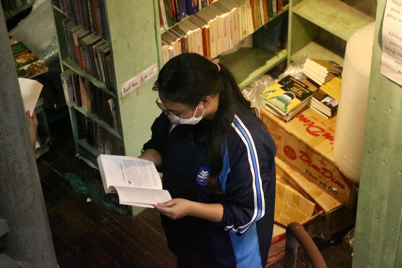 Một vài năm trở lại đây, khi công nghệ phát triển, lượng khách của nhà sách không những không giảm mà có phần còn tăng hơn trước. Ngoài tệp khách quen, giới trẻ ngày nay cũng có cách &quot;truyền tai nhau&quot; rất nhanh, lượng người tìm đến với tiệm sách cũng vì thế ngày một tăng.