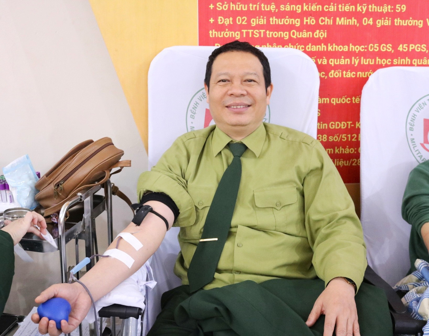 Đại tá Bùi Sơn Nam - Chỉ huy trưởng Trung tâm huấn luyện 125 Vĩnh Phúc, Vĩnh Yên chia sẻ: “Tôi vô cùng vinh dự và phấn khởi khi được tham gia hiến máu. Bản thân là cán bộ chiến sĩ của học viện, tôi cũng muốn góp một phần nhỏ vào công việc chung và lan tỏa đến những học viên, sinh viên của học viện cũng như mọi người nghĩa cử cao đẹp, tinh thần tương thân tương ái của dân tộc ta". Đại tá Bùi Sơn Nam - Chỉ huy trưởng Trung tâm huấn luyện 125 Vĩnh Phúc, Vĩnh Yên chia sẻ: “Tôi vô cùng vinh dự và phấn khởi khi được tham gia hiến máu. Bản thân là cán bộ chiến sĩ của học viện, tôi cũng muốn góp một phần nhỏ vào công việc chung và lan tỏa đến những học viên, sinh viên của học viện cũng như mọi người nghĩa cử cao đẹp, tinh thần tương thân tương ái của dân tộc ta".