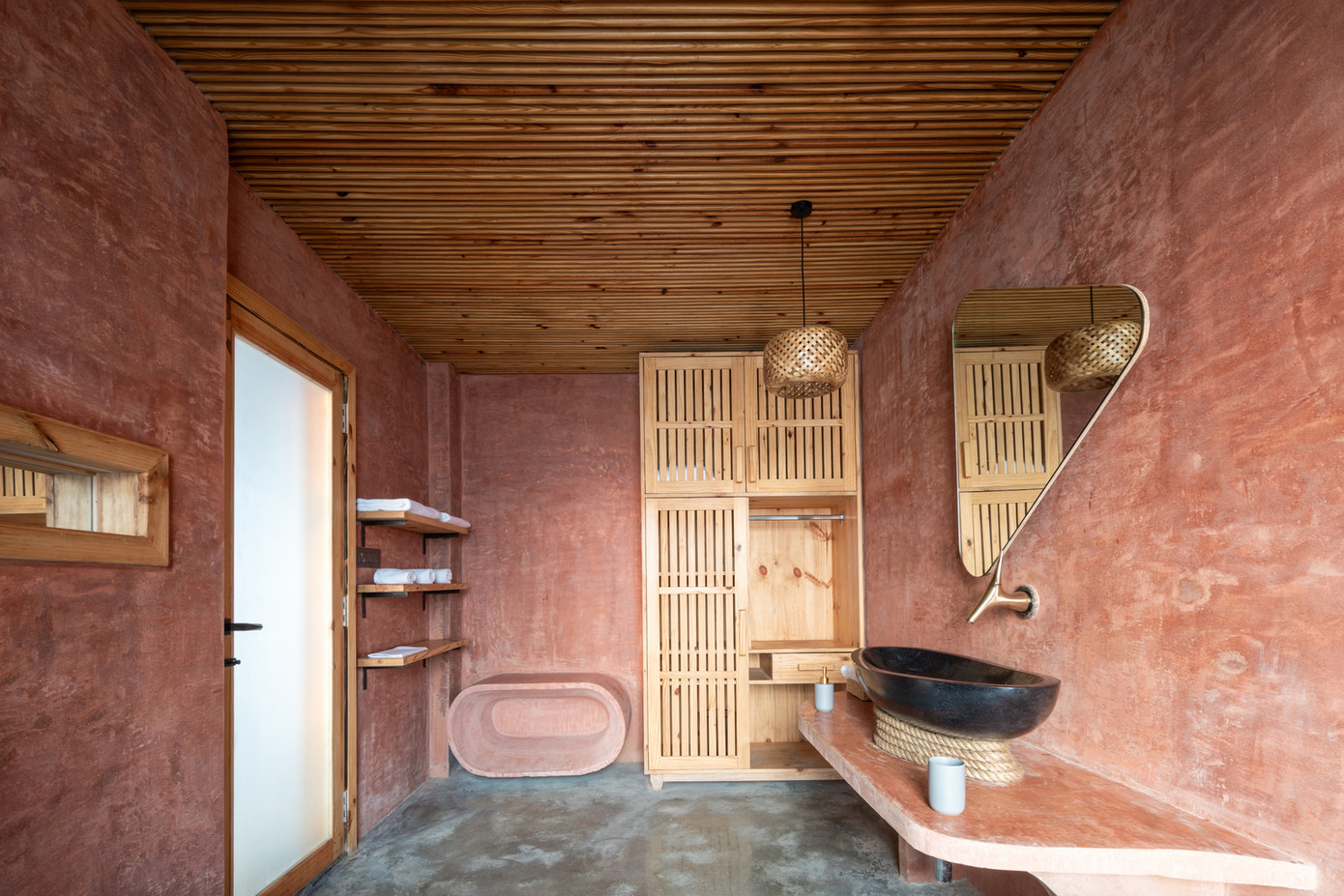 Phòng tắm được hoàn thiện bằng bê tông nhuộm liền mạch như soi chiếu kết cấu của cảnh quan xung quanh, đưa trải nghiệm trở về với vẻ đẹp mộc mạc và đầy sang trọng.