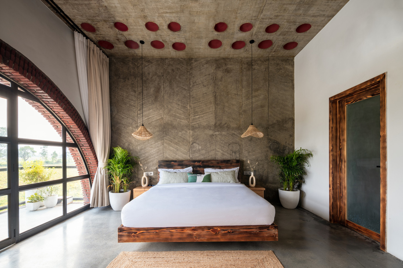 Phòng ngủ được trang trí tối giản, đón sáng với tầm nhìn thẳng ra không gian xanh bên ngoài.