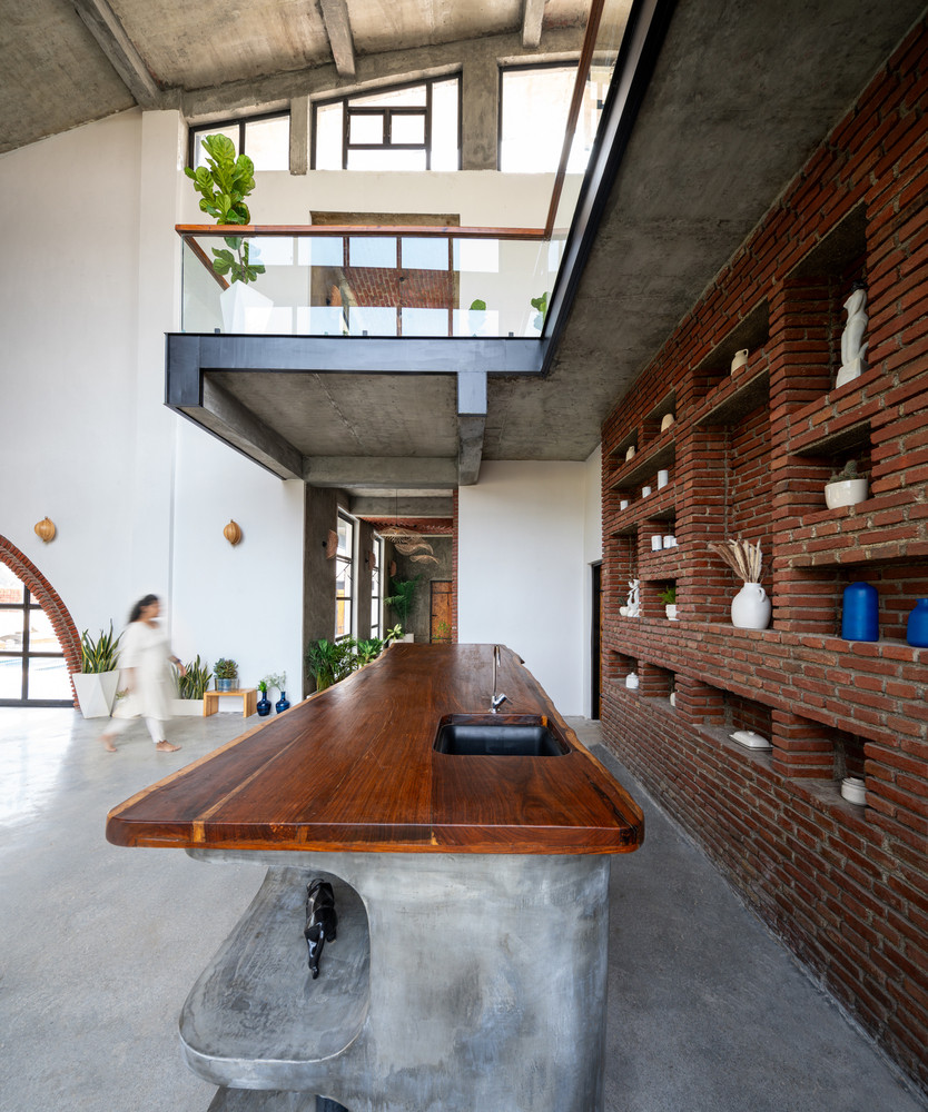 Từng chi tiết nhỏ trong căn nhà đều được nghệ nhân địa phương chế tác thủ công, góp phần vào một câu chuyện lớn hơn về cộng đồng và tính bền vững.