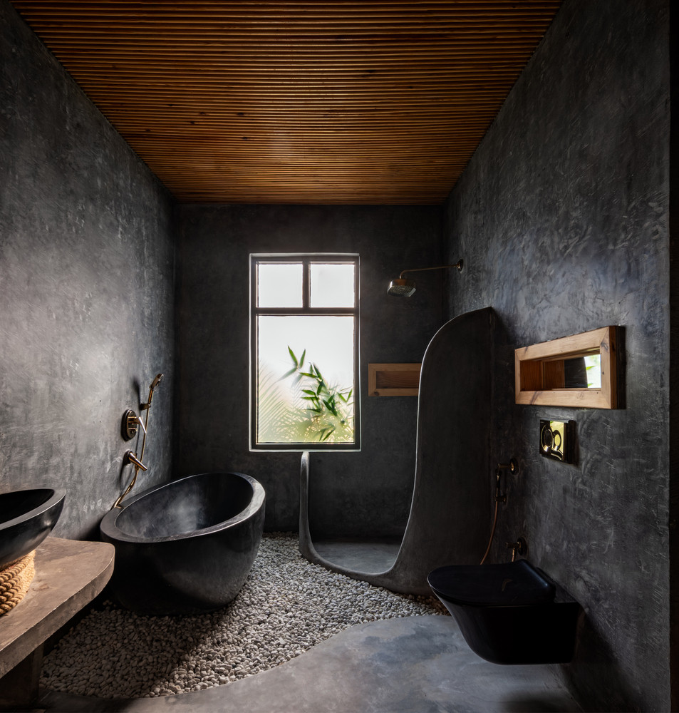 Phòng tắm được thiết kế theo phong cách bản địa với những tạo hình mềm mại, uyển chuyển.