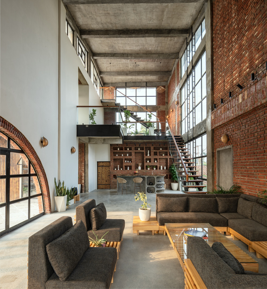 Bảng màu của công trình được chọn lọc tối giản nhưng sâu sắc với tường gạch thô kết cấu, nền bê tông mài mịn như lụa và điểm xuyết tre tự nhiên.