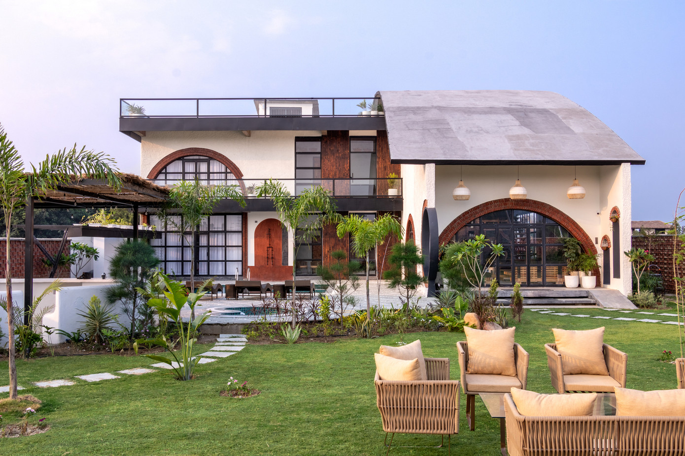 Kiến trúc của ngôi nhà tôn vinh vẻ đẹp vượt thời gian và cảm xúc địa phương mộc mạc. Gạch trần và những vòm cong uốn lượn định hình nhịp điệu không gian, mang đến một trải nghiệm mới nhưng cũng rất gần gũi.