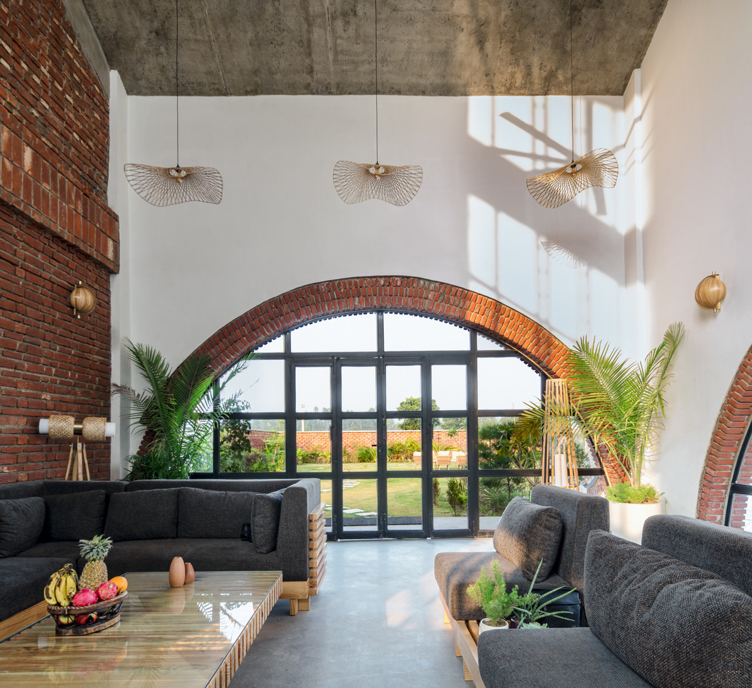 Những mái vòm funicular nhẹ nhàng trong khi đó các tấm trần bê tông lộ thiên lại gợi nhắc tinh tế đến kỹ nghệ thủ công bản địa.