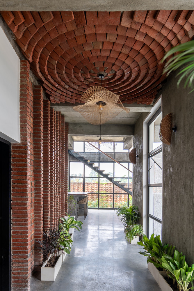 Đèn chiếu sáng được đan thủ công từ mây bởi thợ làng bản địa, một chòi tre phong cách Địa Trung Hải đan ánh sáng và không khí thành những hoa văn biến đổi theo hành trình của mặt trời.