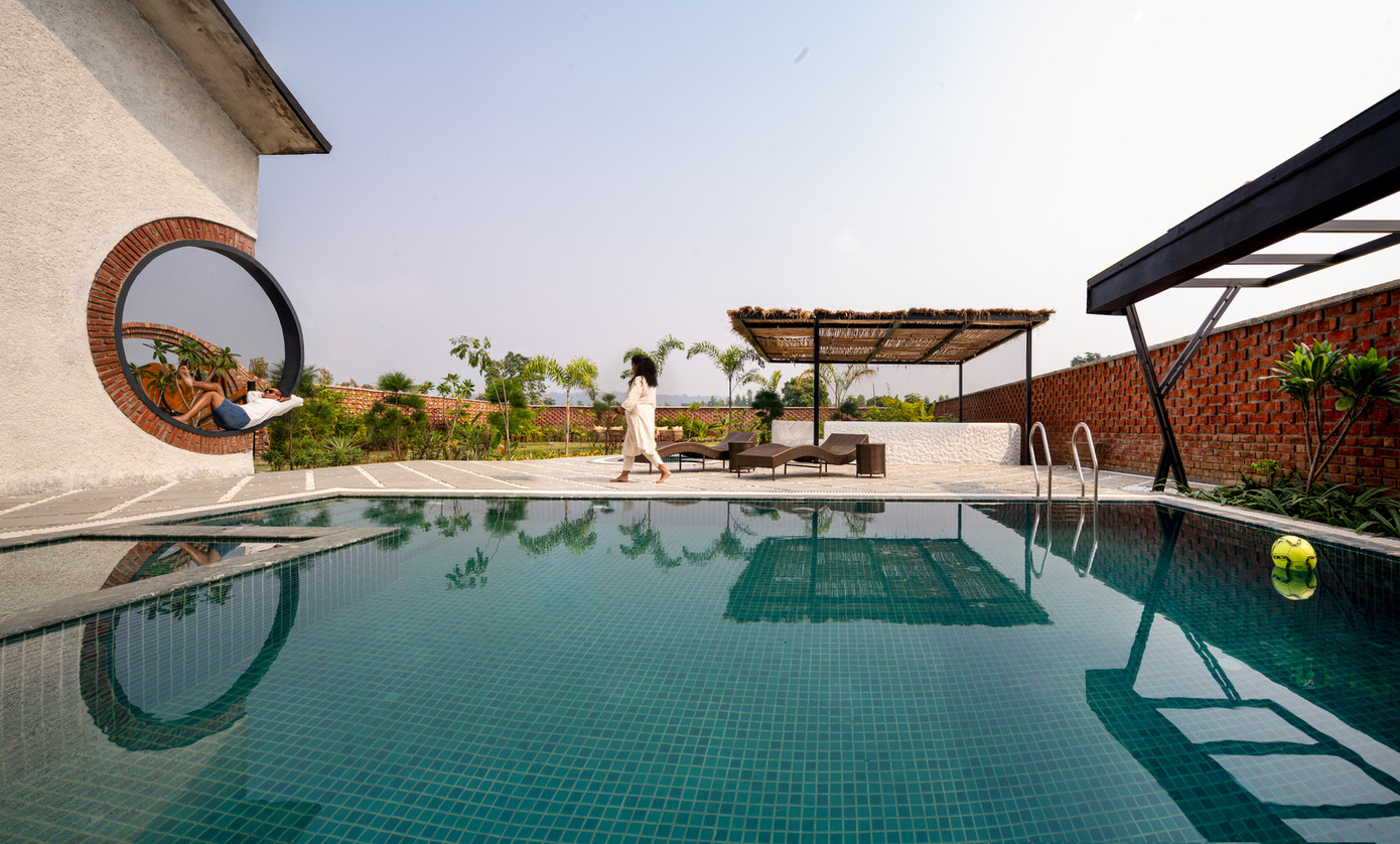 Hồ bơi có không gian rộng rãi là nơi được gia chủ lựa chọn là nơi thư giãn sau mỗi ngày làm việc căng thẳng.