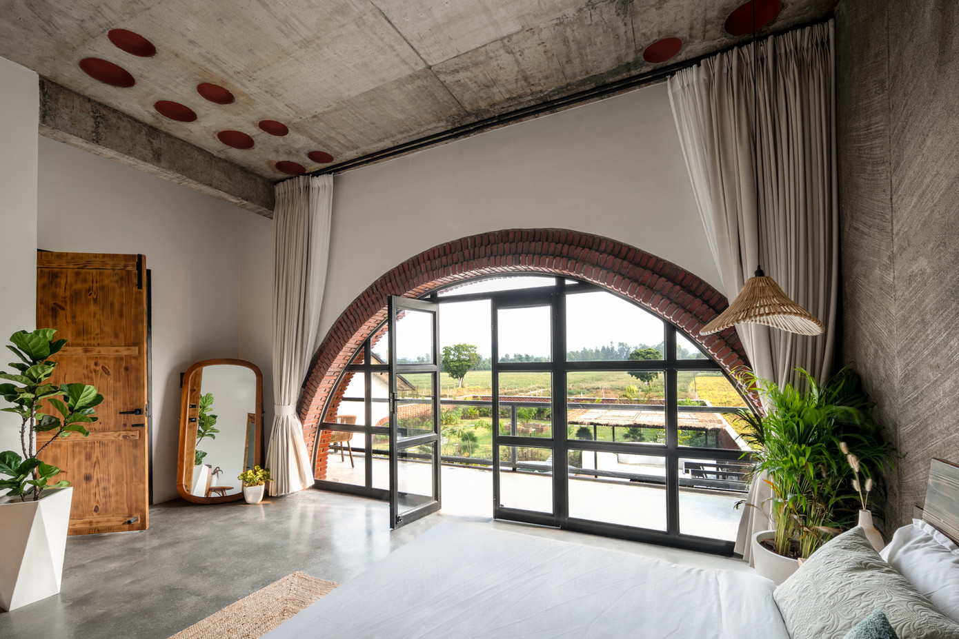 Cửa vòm lớn dễ dàng để ánh sáng tự nhiên có thể xuyên qua và đi vào trong ngôi nhà.