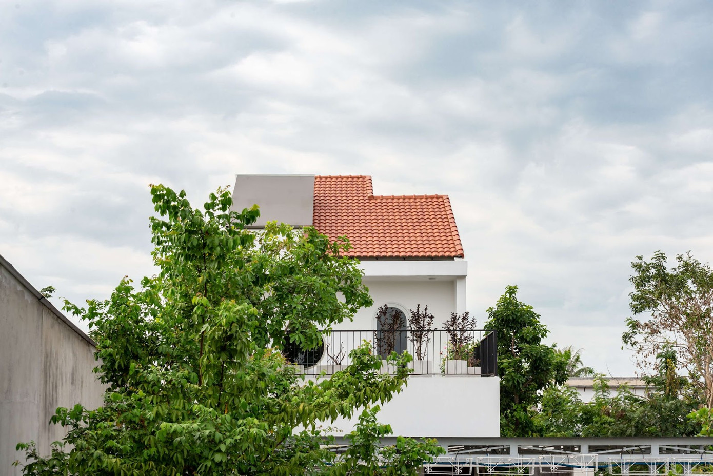 Kiến trúc sư đã dùng nhiều giải pháp để giải quyết vấn đề chống nóng cho ngôi nhà như sử dụng tường bao quanh là tường đôi, ốp đá ở nhiều vị trí để tăng khả năng cách nhiệt. Mái ngói cũng là vật liệu chống nóng hiệu quả, thêm vào đó là thiết kế những khoảng trống lớn giữa mái ngói và trần để tạo nên lớp đệm không khí cách nhiệt cho ngôi nhà.