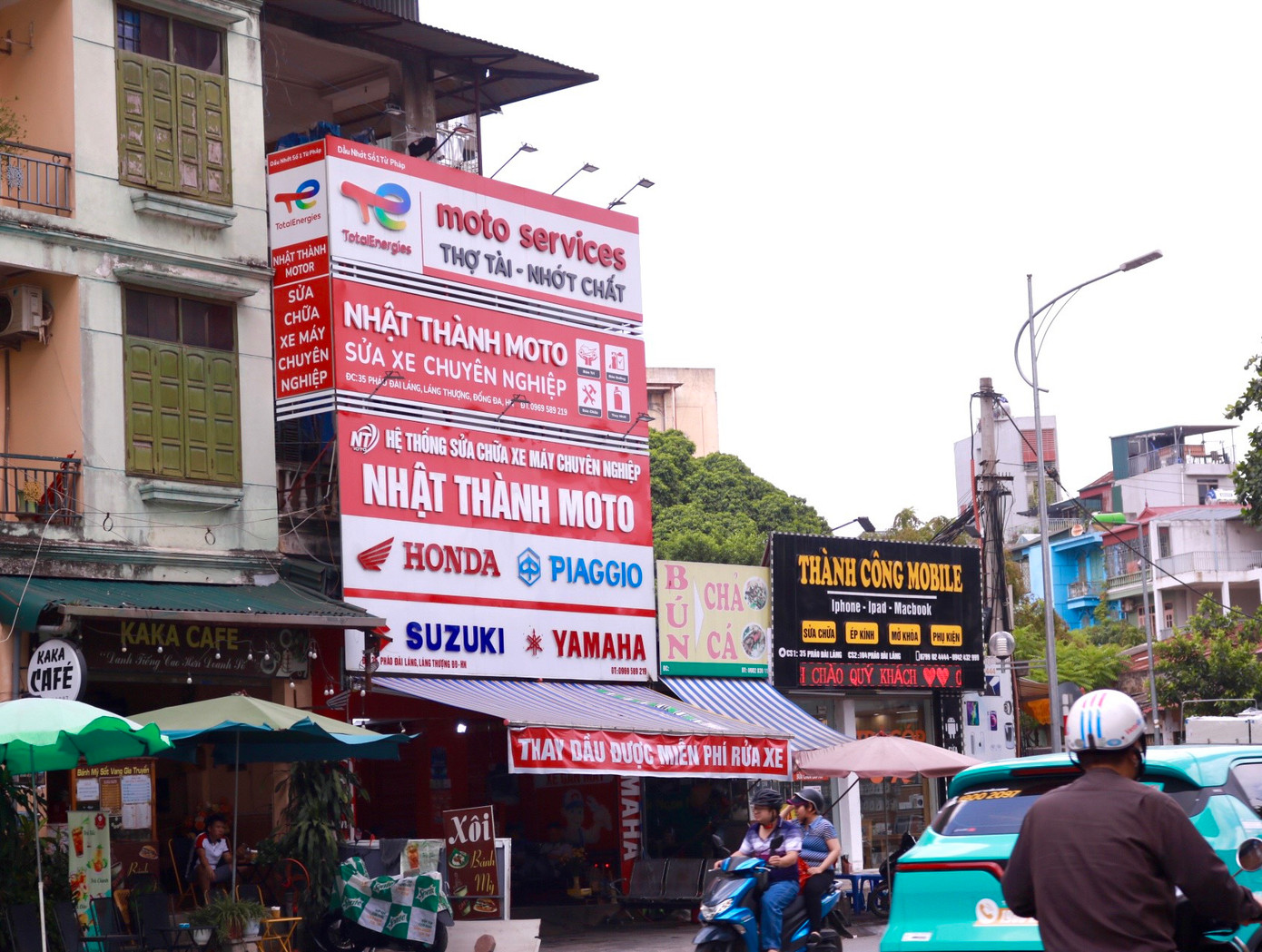 Tại các tuyến phố được khảo sát, có không ít những biển quảng cáo "đóng hộp" tòa nhà, che chắn gần như toàn bộ không gian của tòa nhà. Khi có hỏa hoạn, lực lượng chức năng khó có thể tiếp cận được đám cháy và người trong nhà cũng khó thoát được ra ngoài.